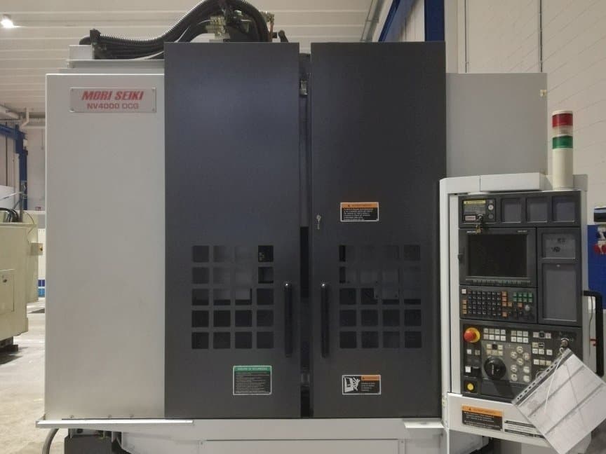 Widok z przodu maszyny MORI SEIKI NV 4000 DCG