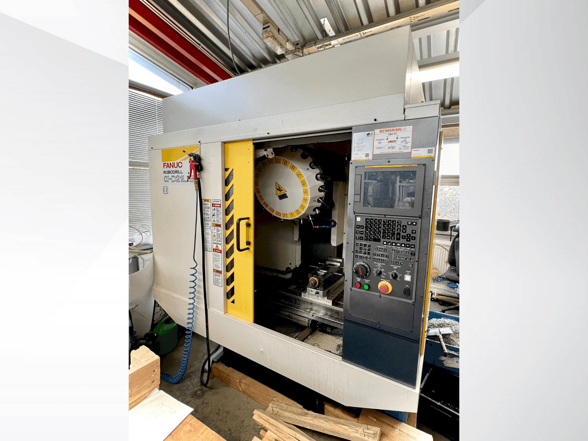 Widok z przodu maszyny FANUC ROBODRILL α-D21LiB5