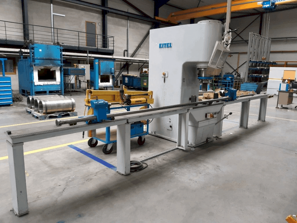 Widok z przodu maszyny EITEL-PRESS RP 100