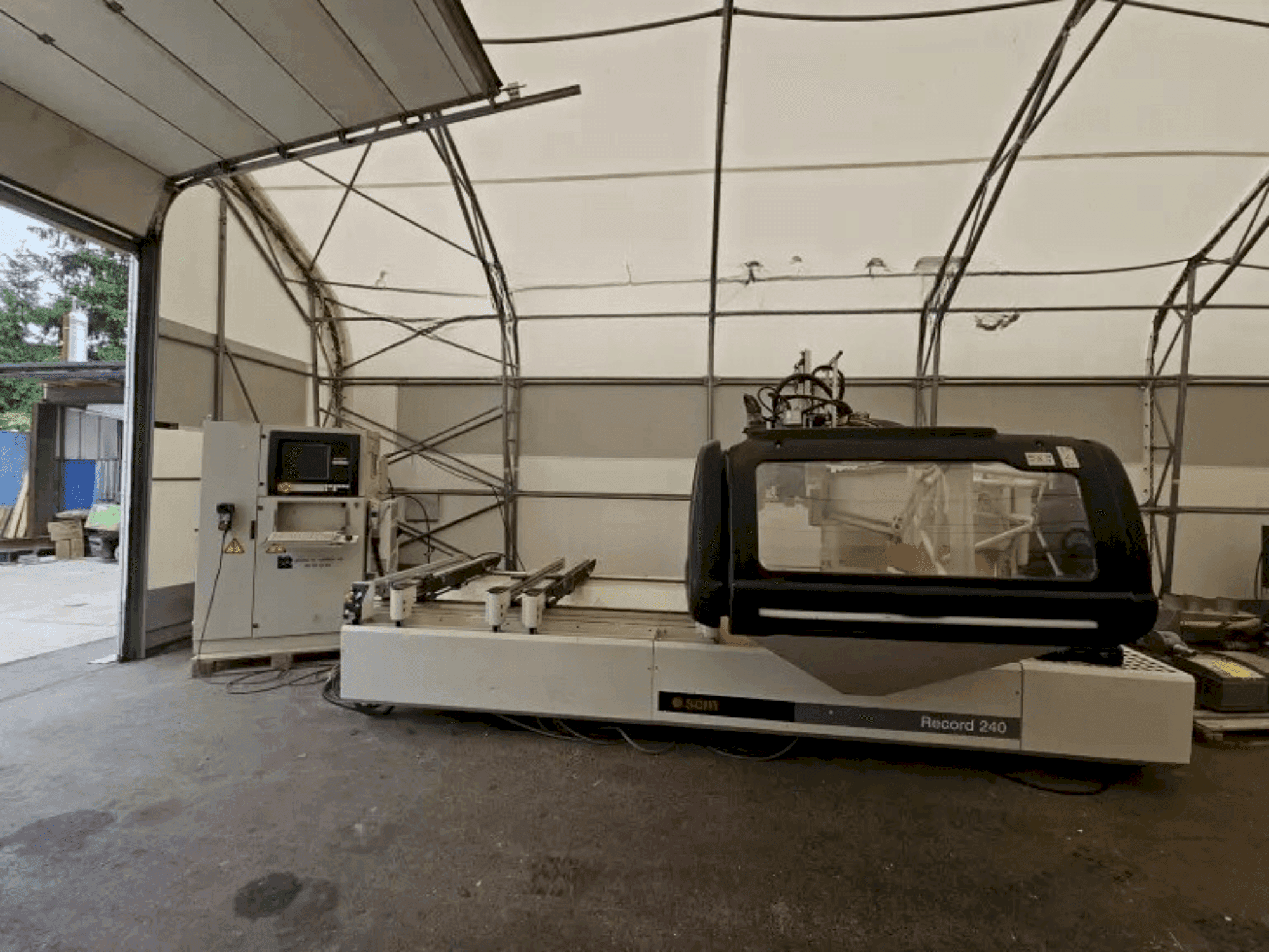 Widok z przodu maszyny SCM Record 240 TV