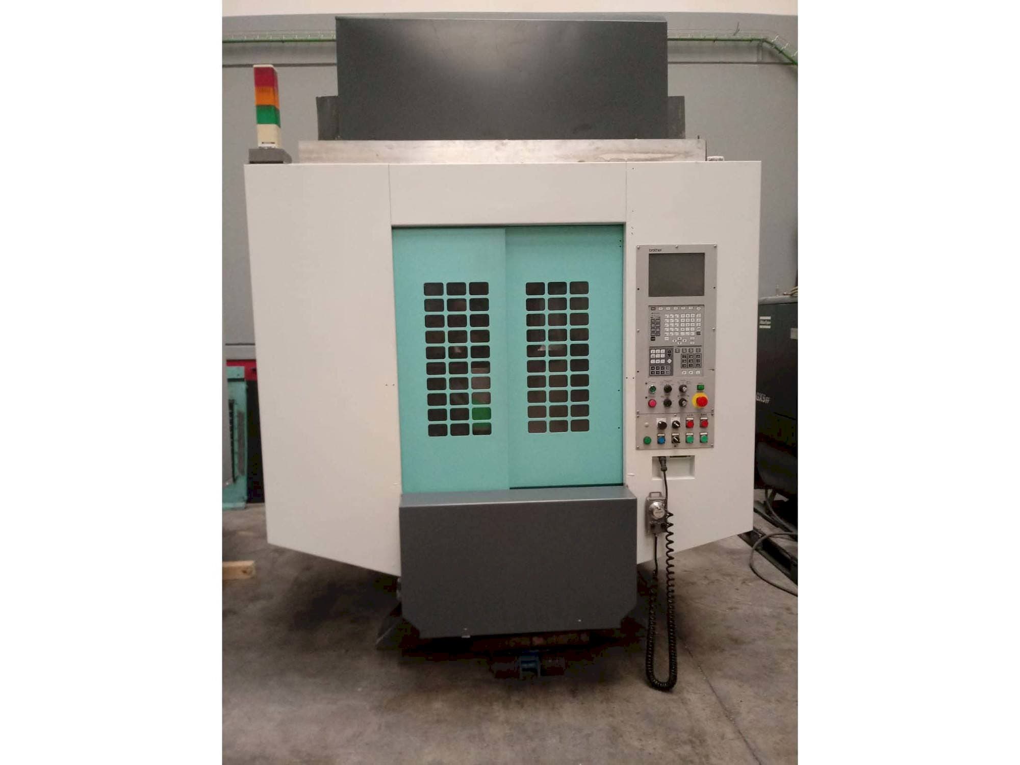 Widok z przodu maszyny Brother TC-S2DN-O