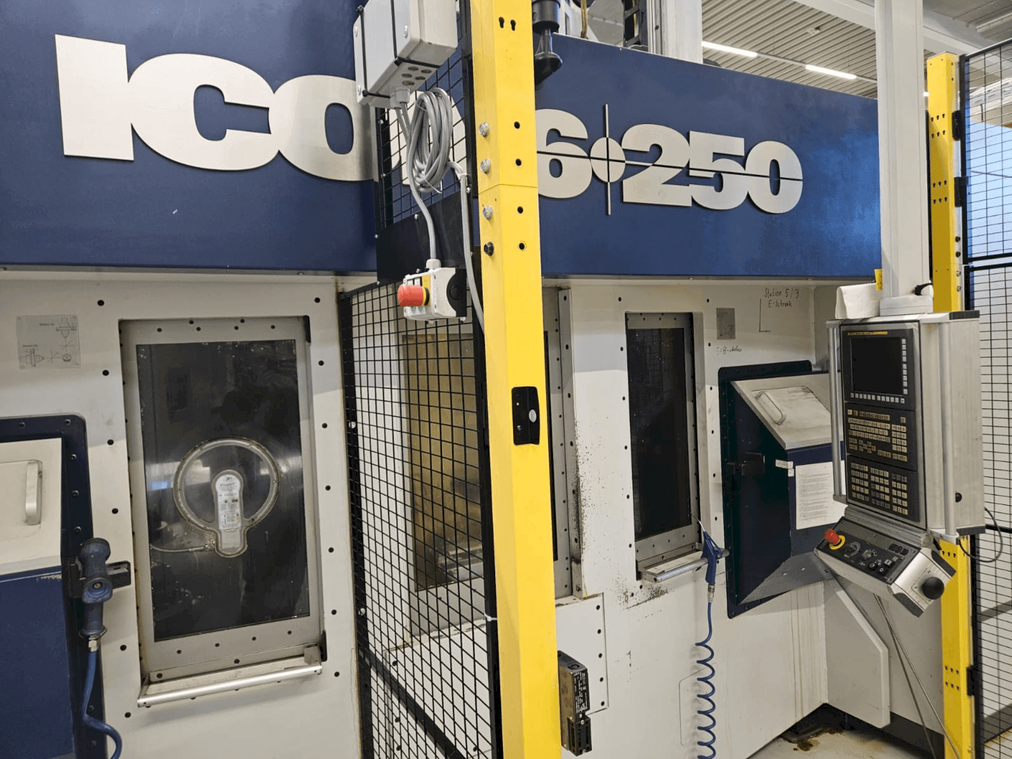 Widok z przodu maszyny ICON 6-250