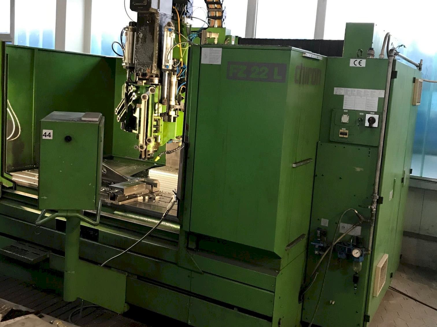 Widok z przodu maszyny CHIRON FZ 22 L