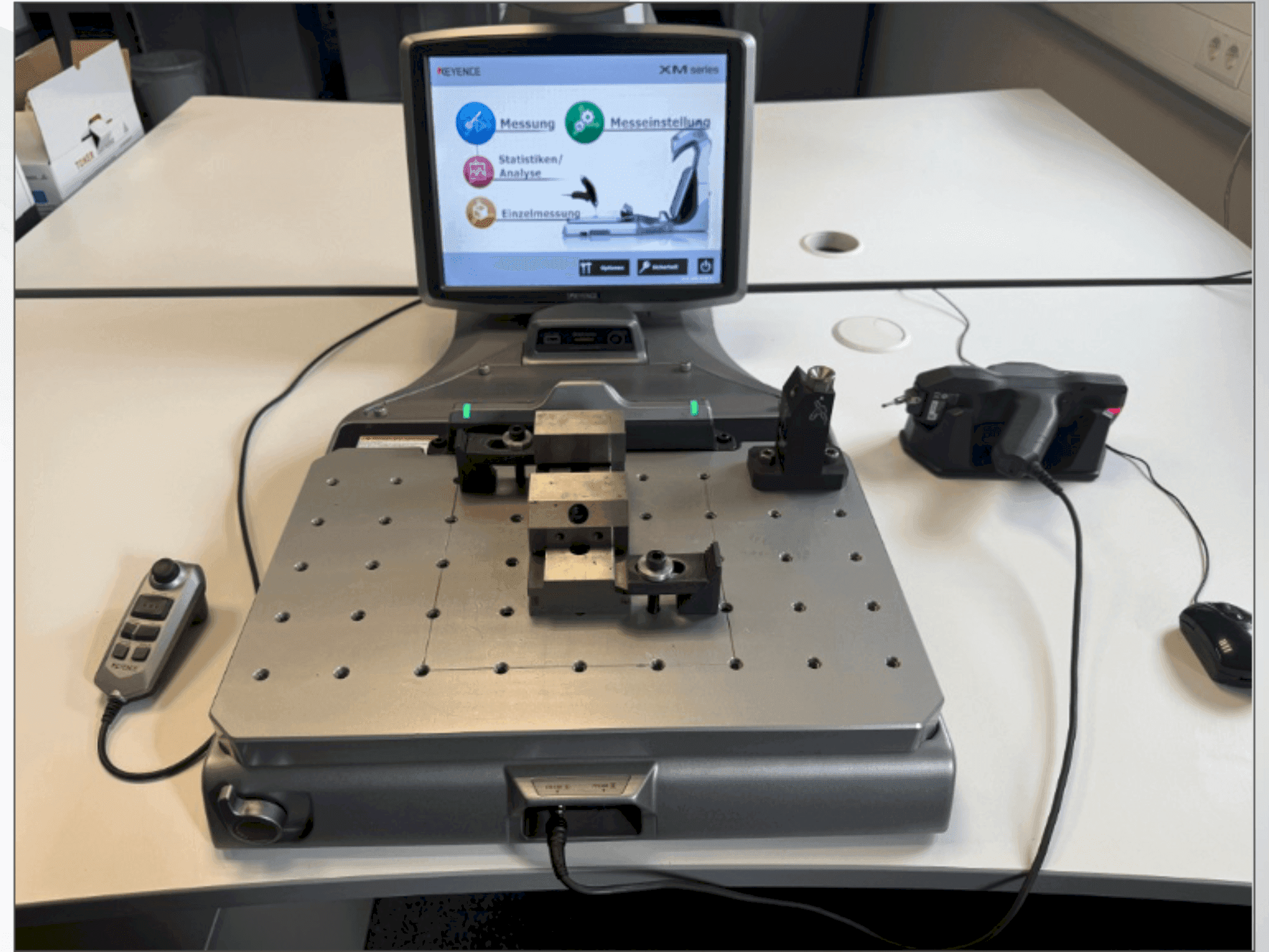 Widok z przodu maszyny KEYENCE XM-1200