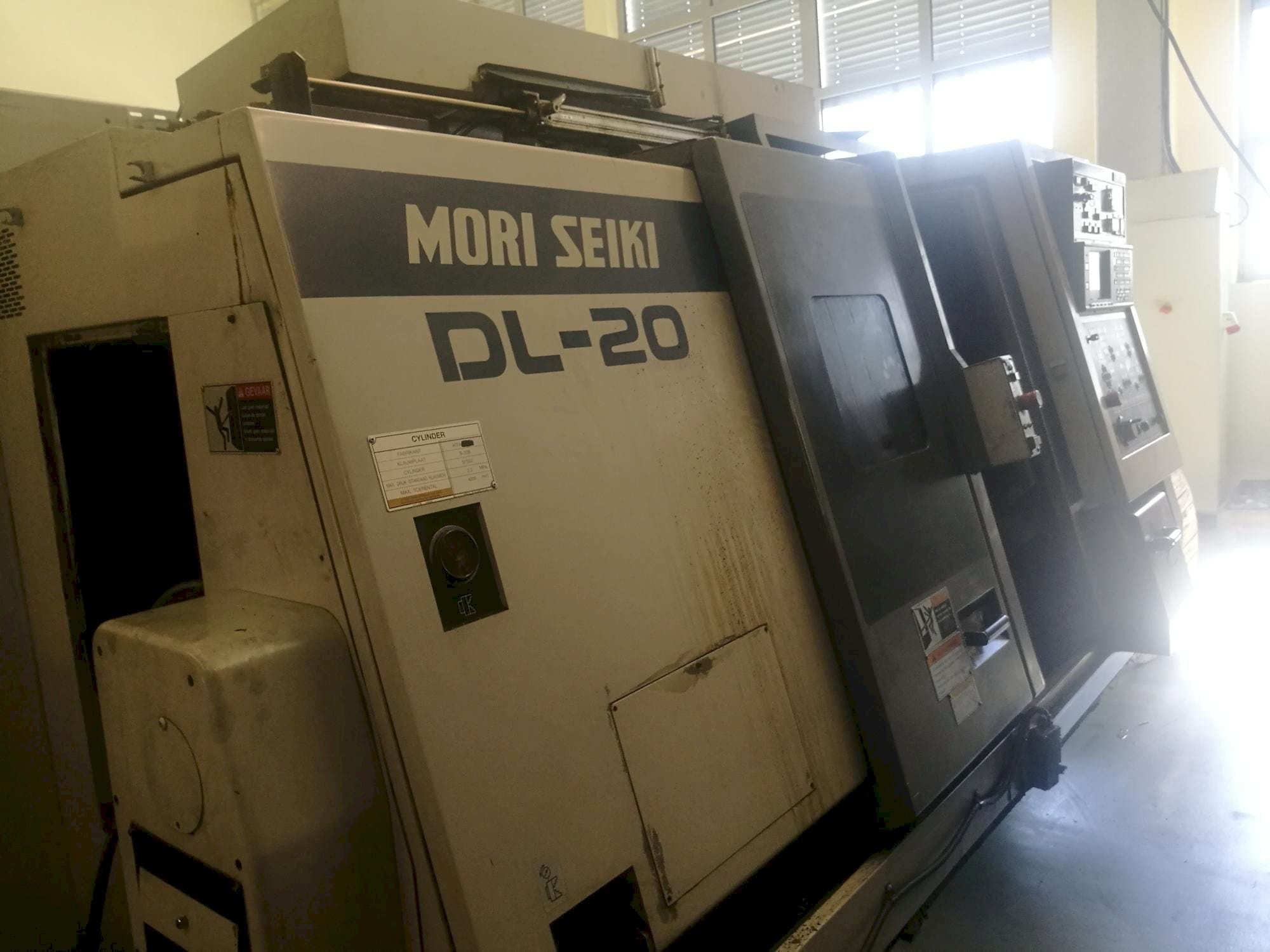Widok lewej strony maszyny MORI SEIKI DL 20 MC