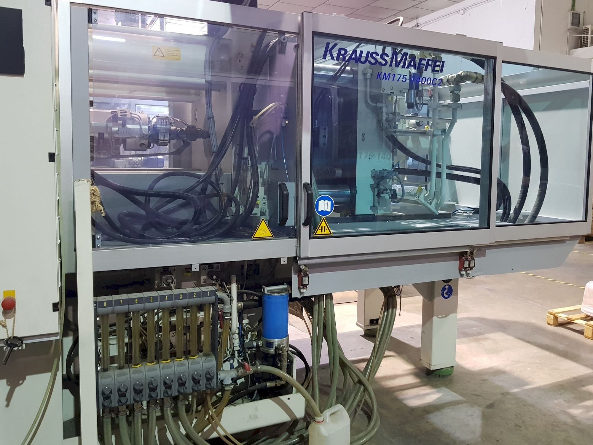 Widok z przodu maszyny Krauss Maffei 175-1400 C2