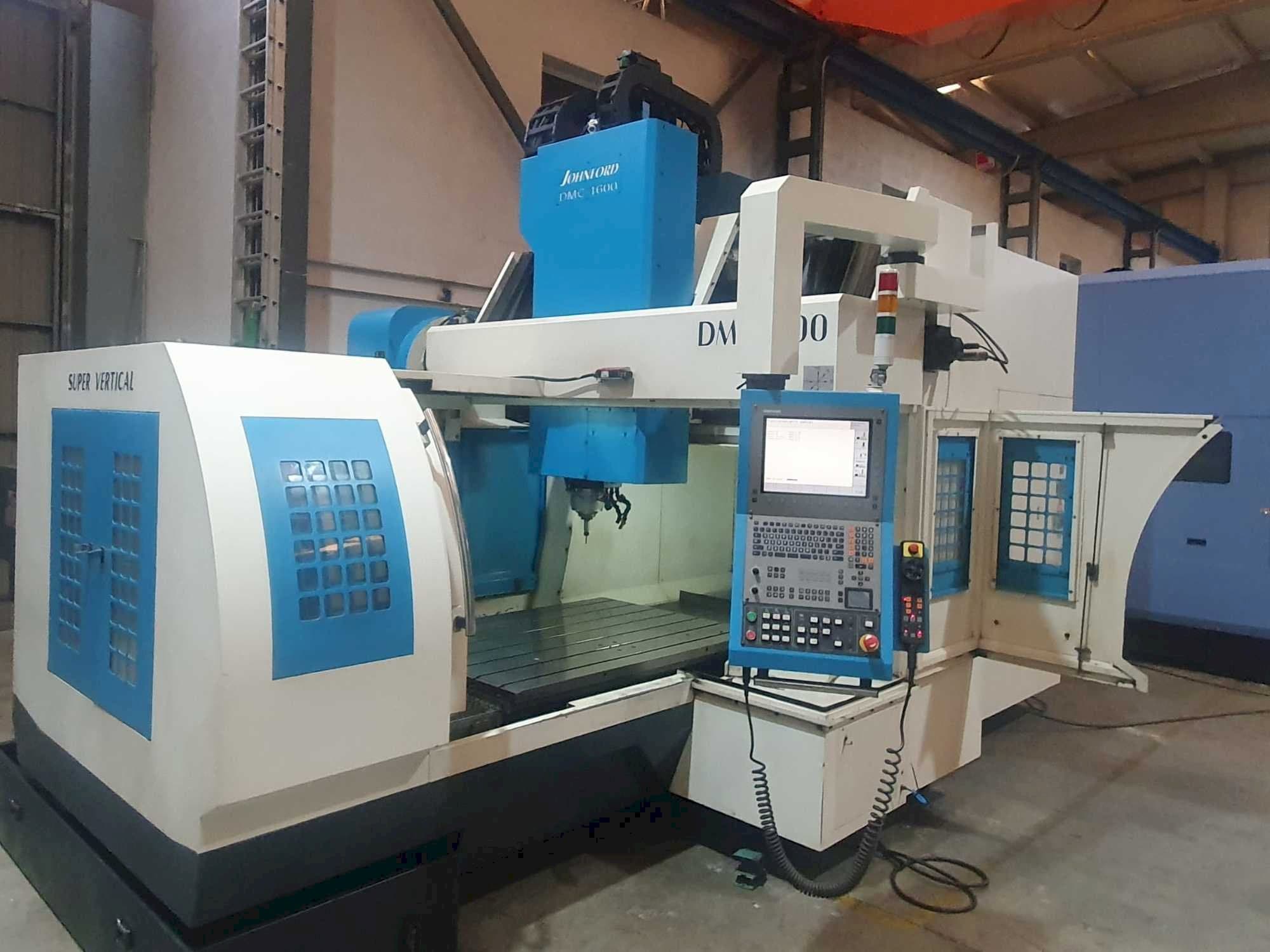 Widok z przodu maszyny Johnford DMC-1600