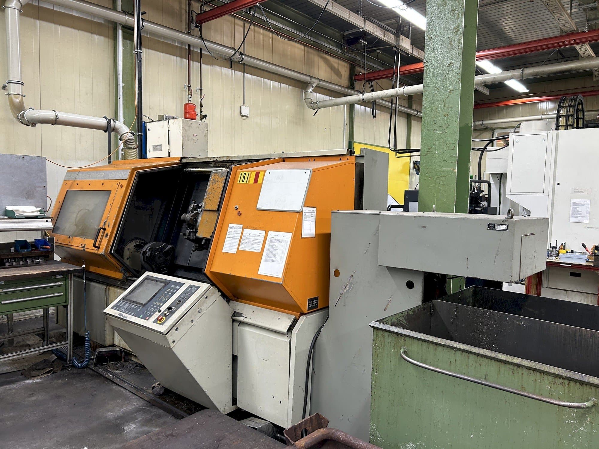 Widok z prawej maszyny BOEHRINGER VDF 180 C-U