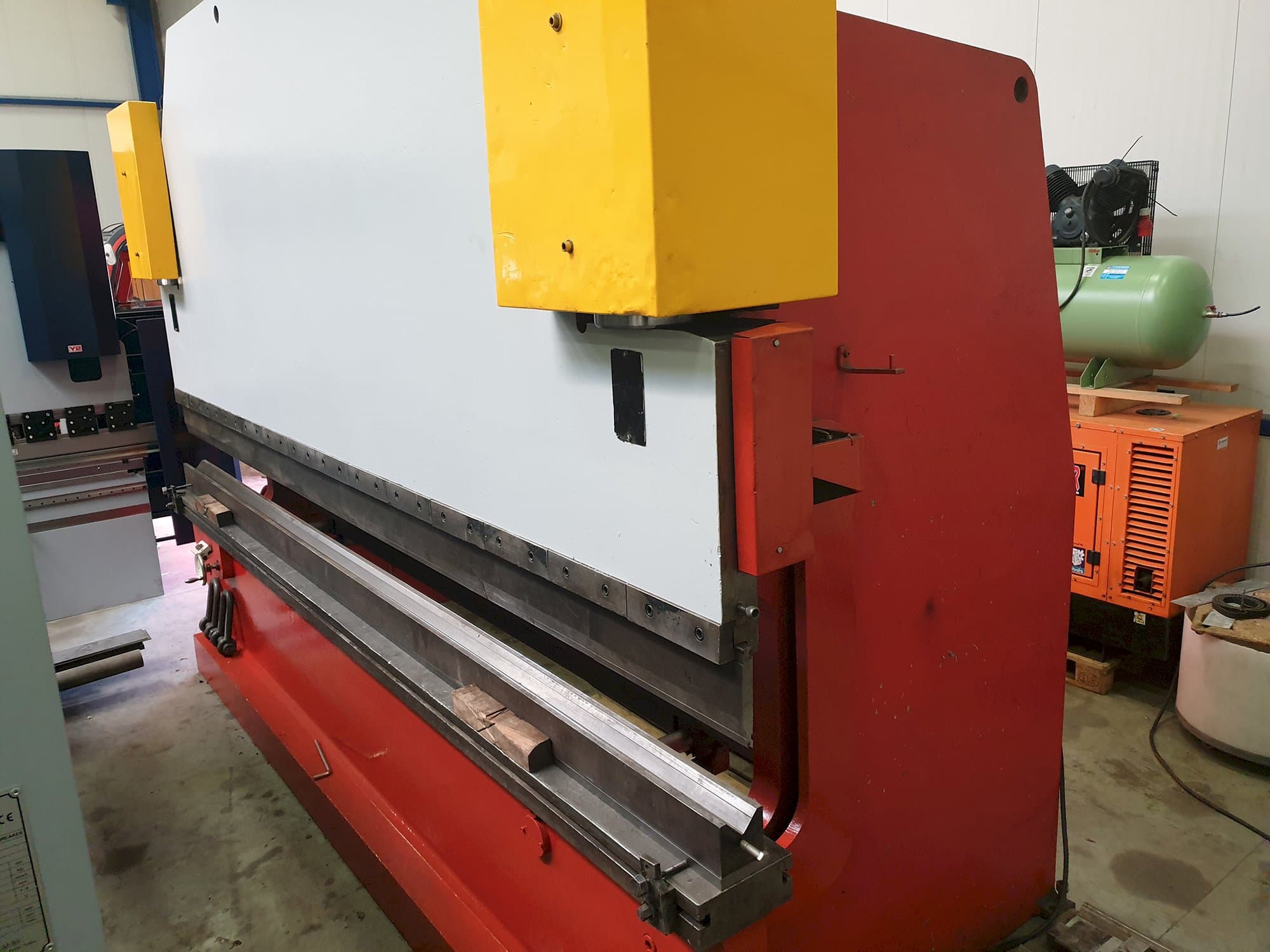 Widok z prawej maszyny Darley EHP 200 43/37