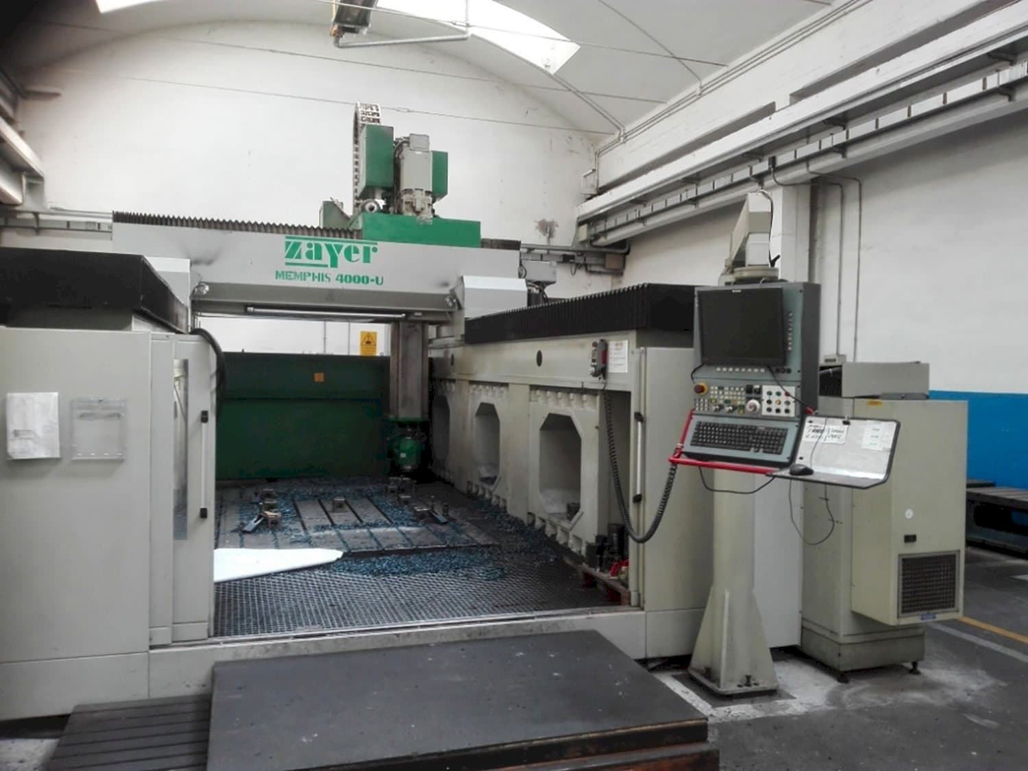 Widok z przodu maszyny Zayer Memphis 4000