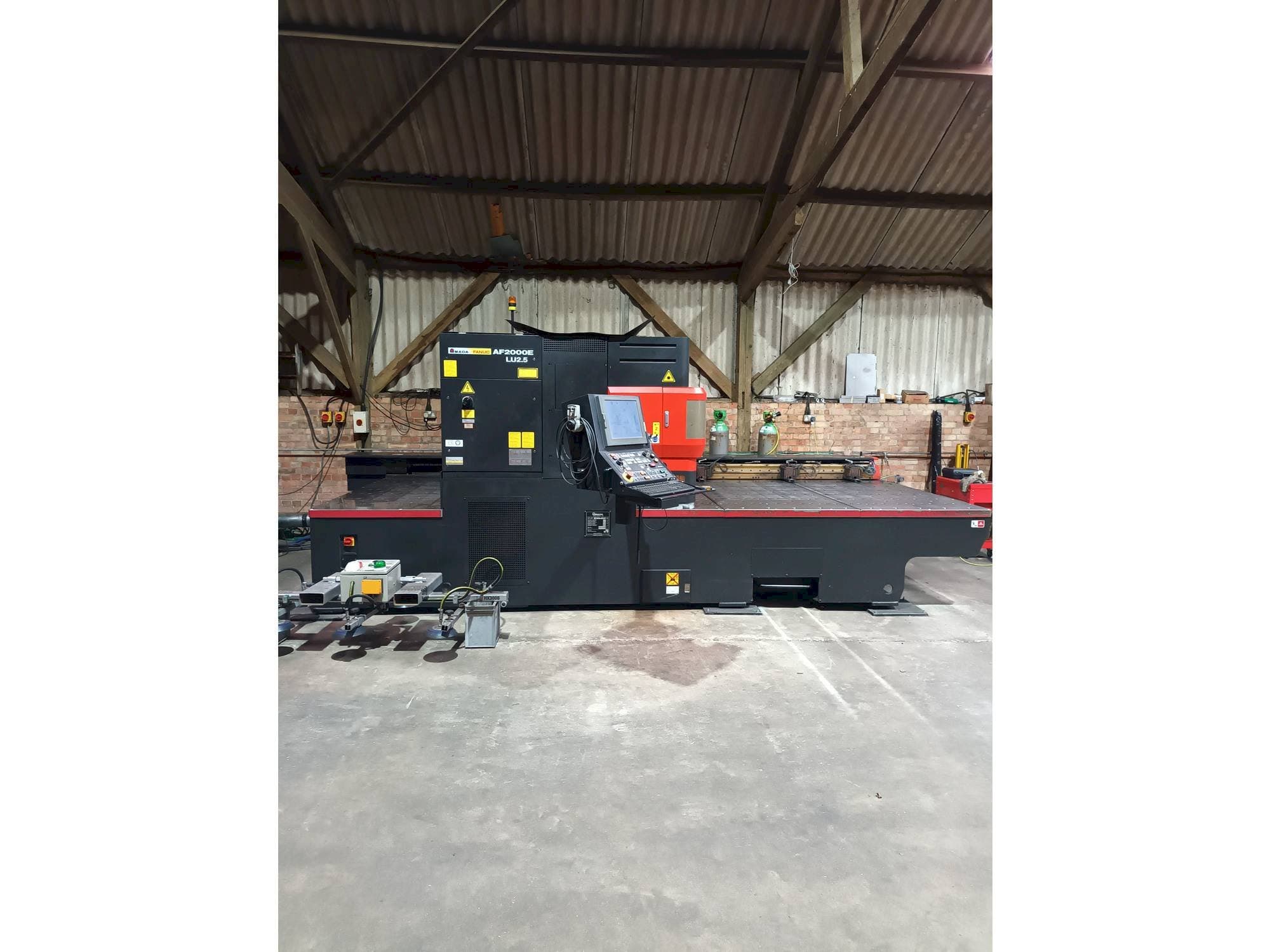 Widok z przodu maszyny AMADA LC 2415 alpha 4 NT