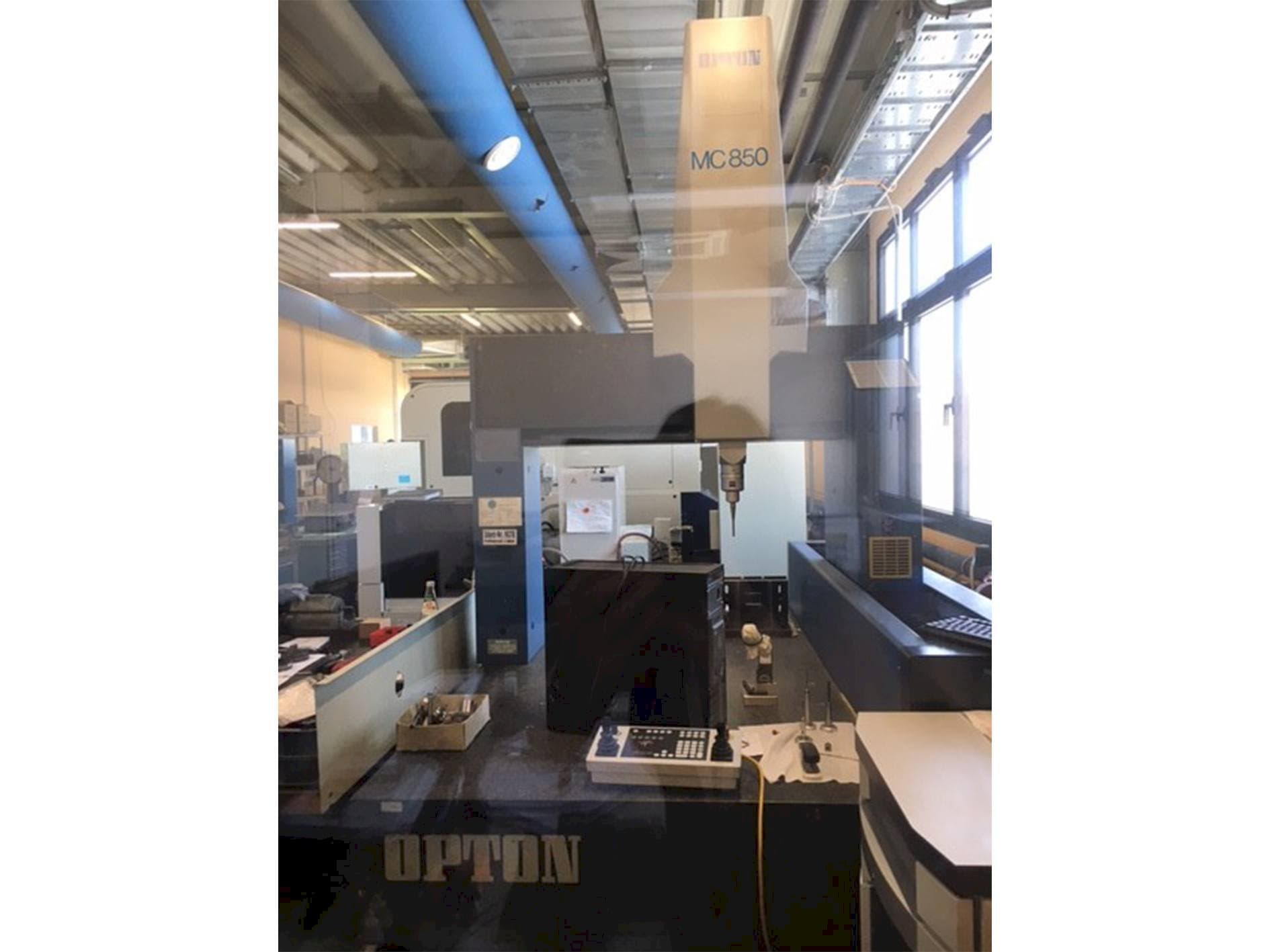 Widok z przodu maszyny ZEISS Opton MC 850