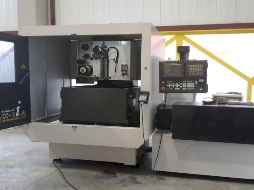 Widok z przodu maszyny FANUC Robocut α-1iA