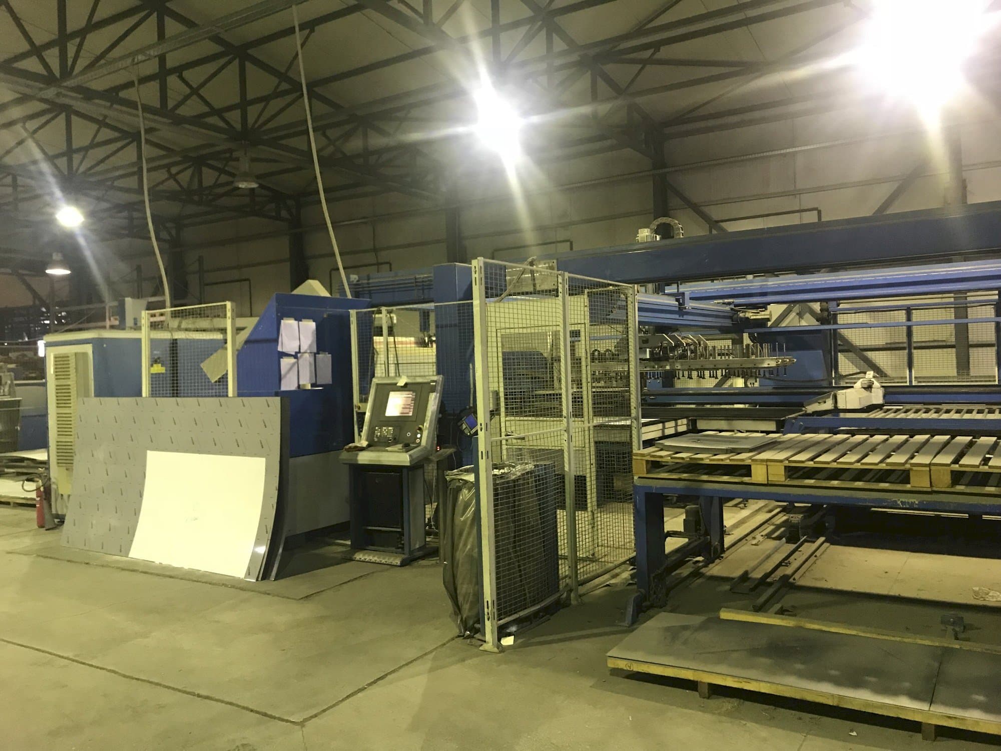 Widok z przodu maszyny Finn-Power LP6