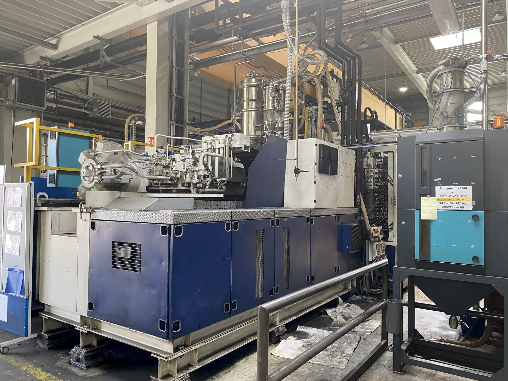 Widok z przodu maszyny Krauss Maffei 1600-8000 MC