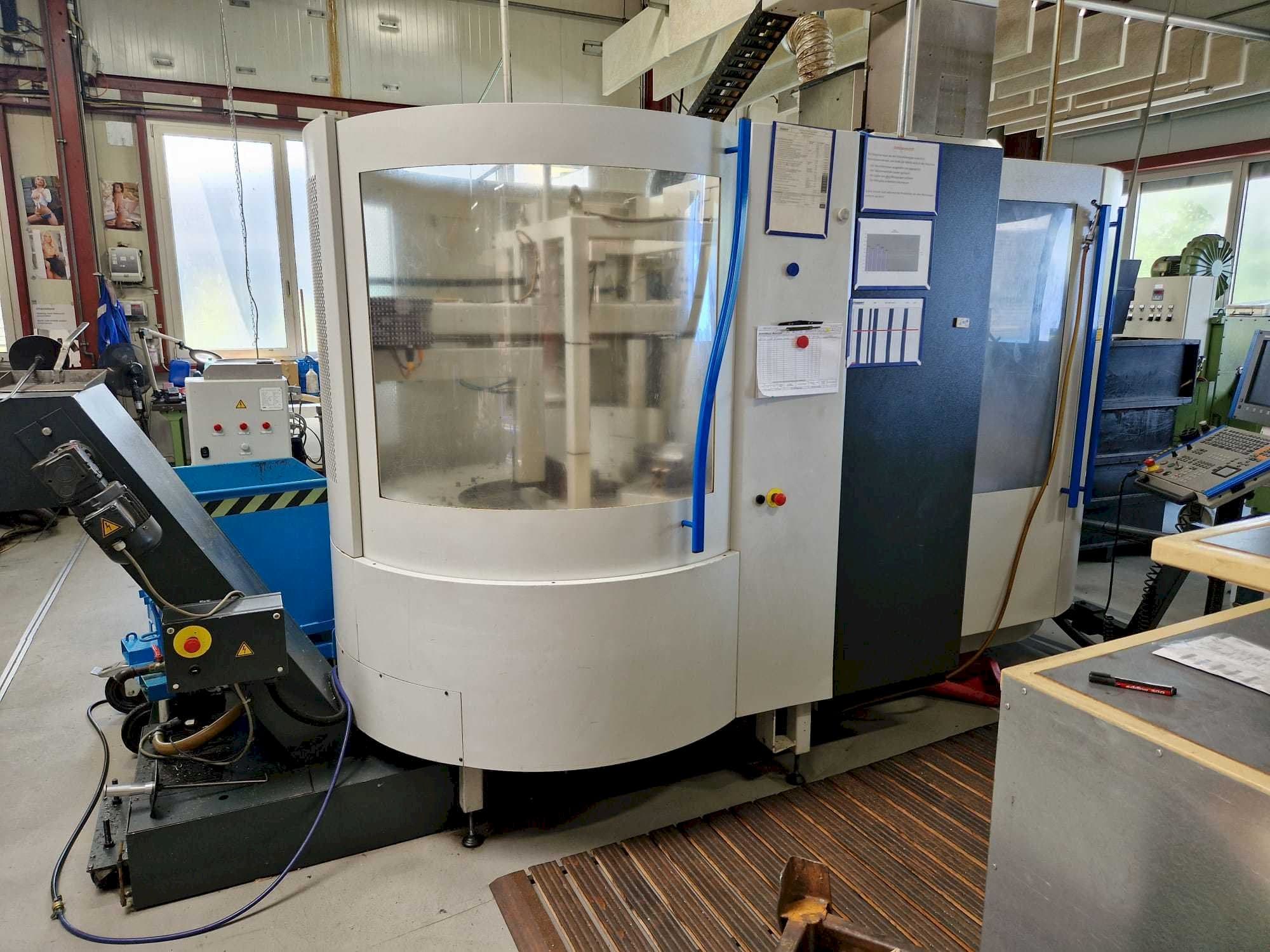 Widok z przodu maszyny MIKRON UCP600 Vario