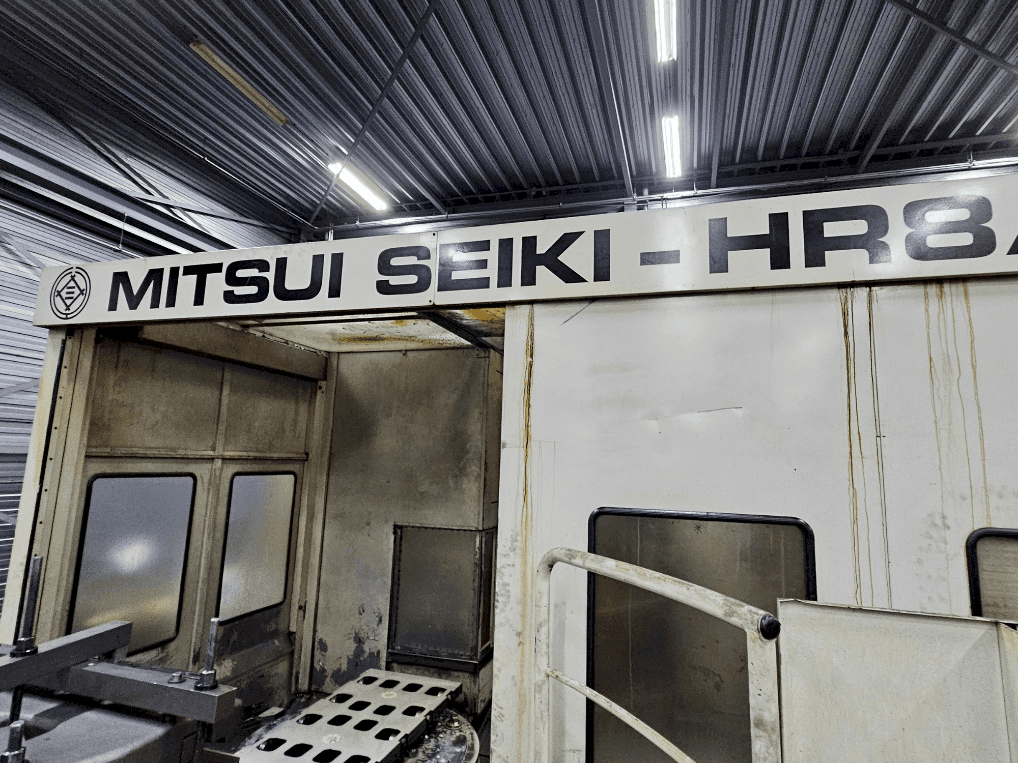 Widok z przodu maszyny Mitsui Seiki HR8A