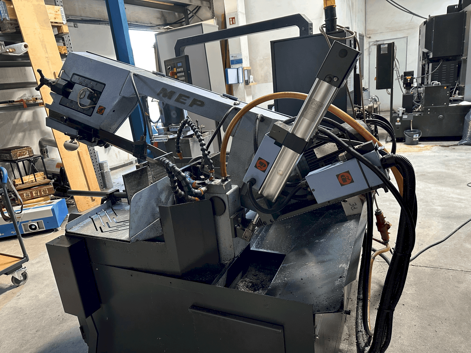 Widok z przodu maszyny MEP SHARK 330 NC eco