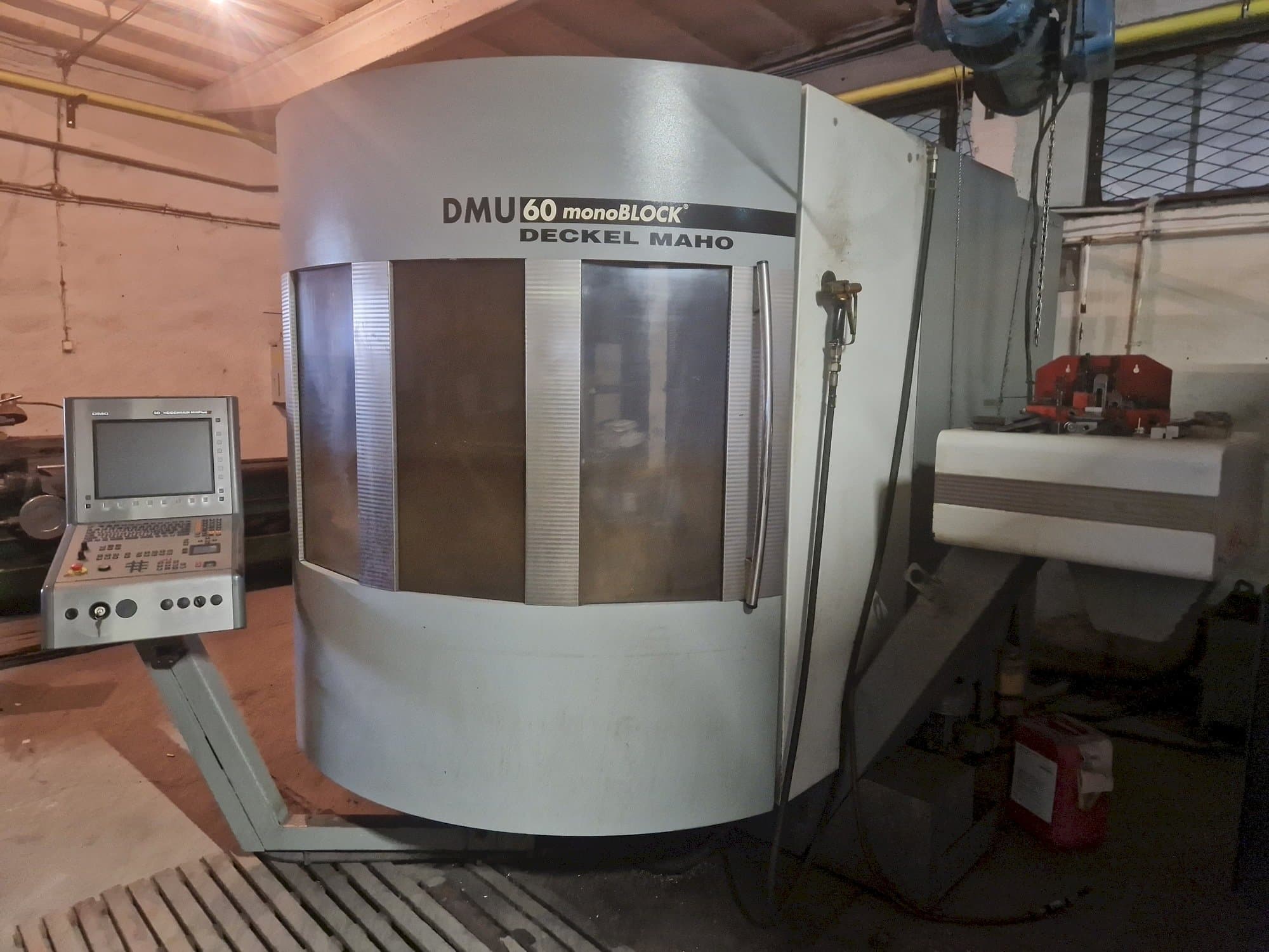 Widok z przodu maszyny DECKEL MAHO DMU 60 monoBLOCK