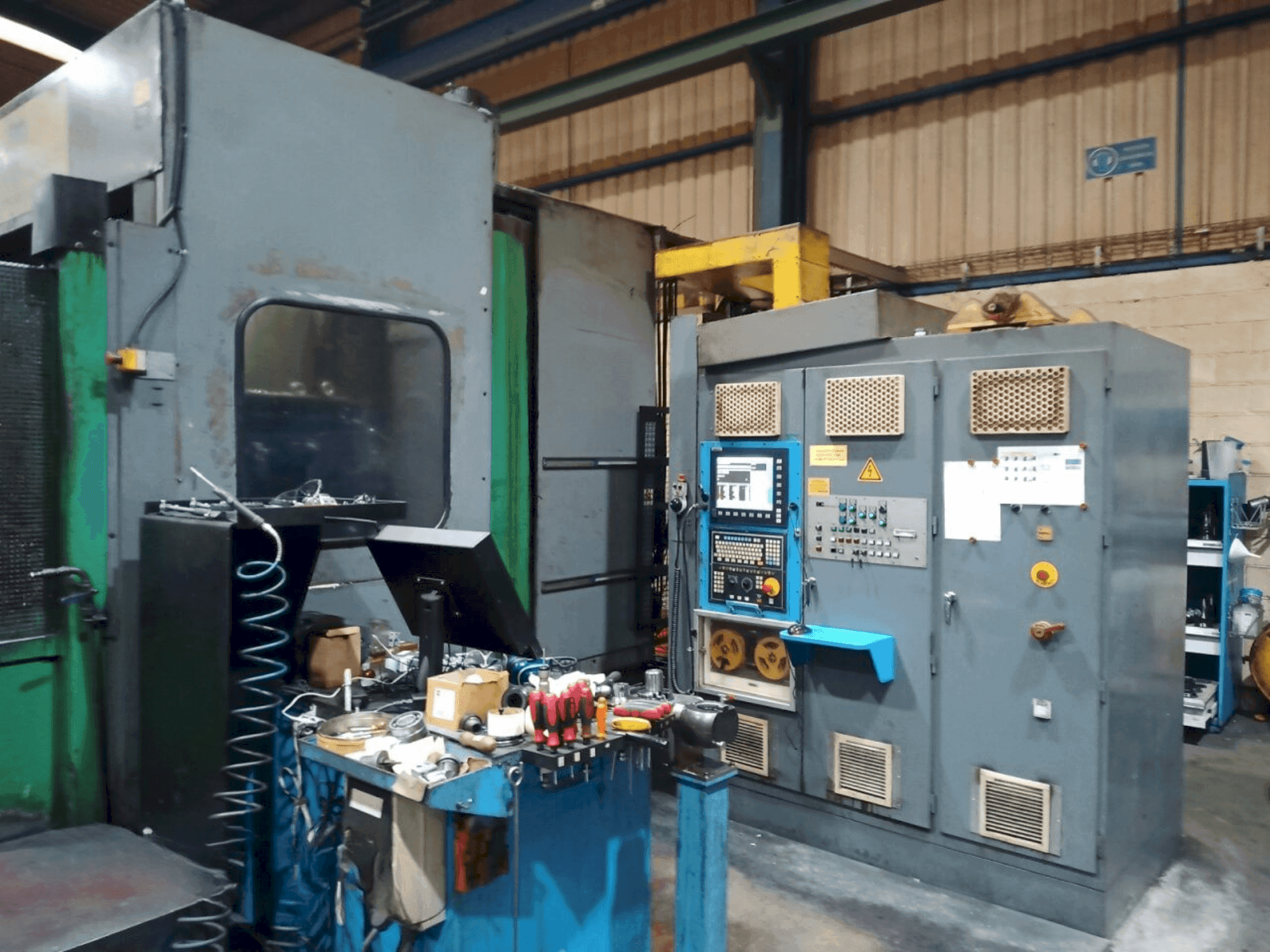 Widok z przodu maszyny Correa XB-420