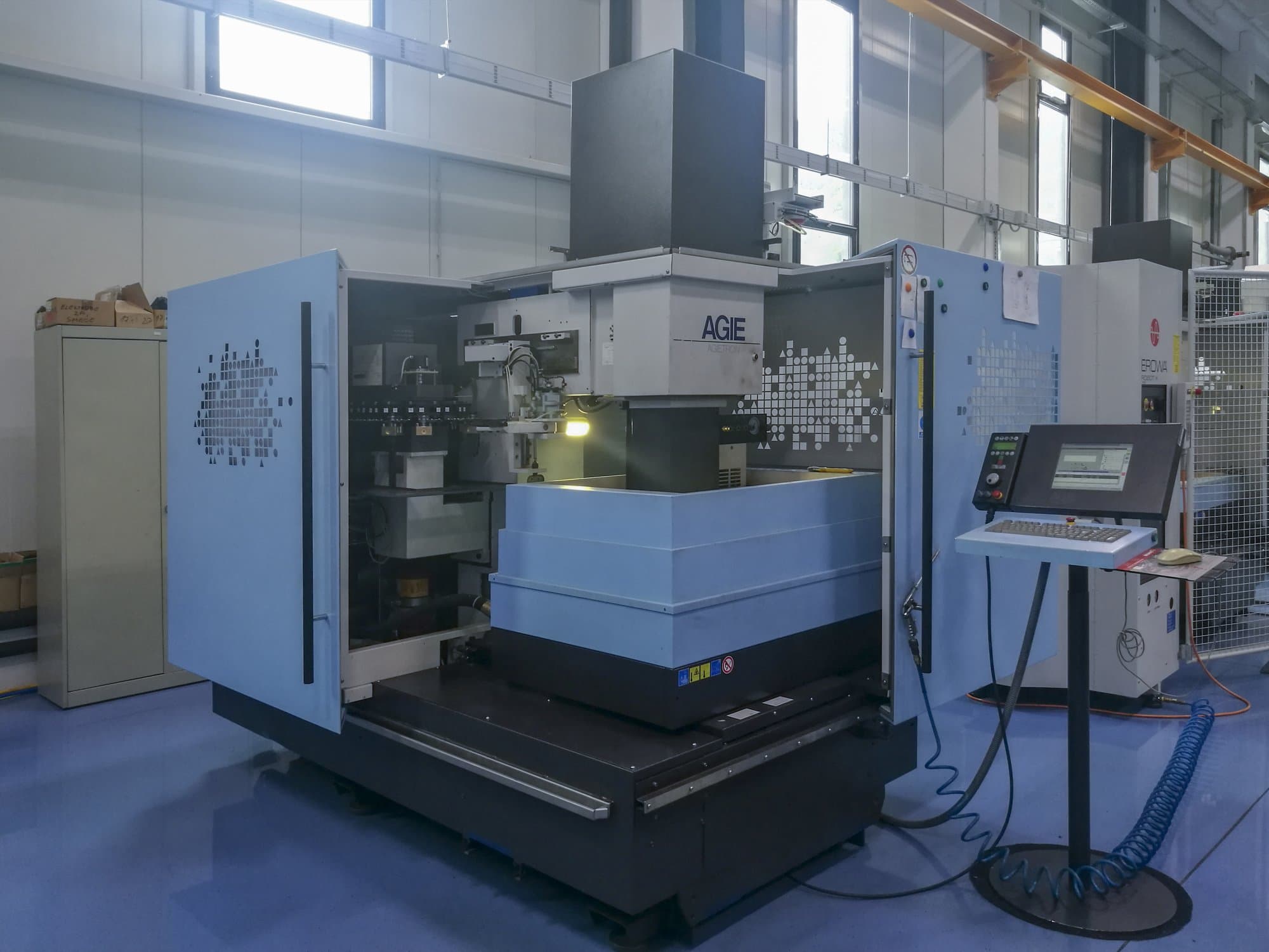 Widok z przodu 1 maszyny AGIE AGIETRON INNOVATION 2