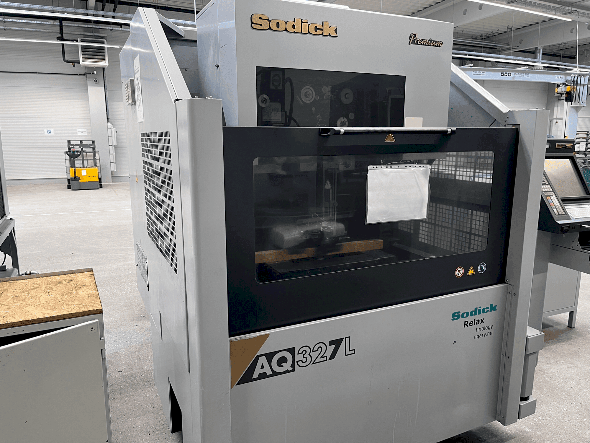 Widok z przodu maszyny Sodick AQ327L