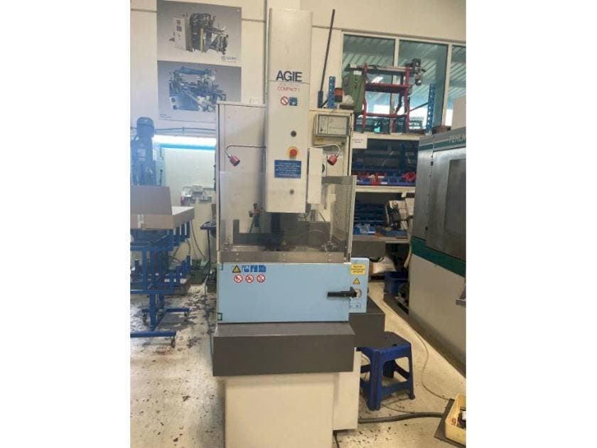 Widok z przodu maszyny AGIE Agietron Compact 1