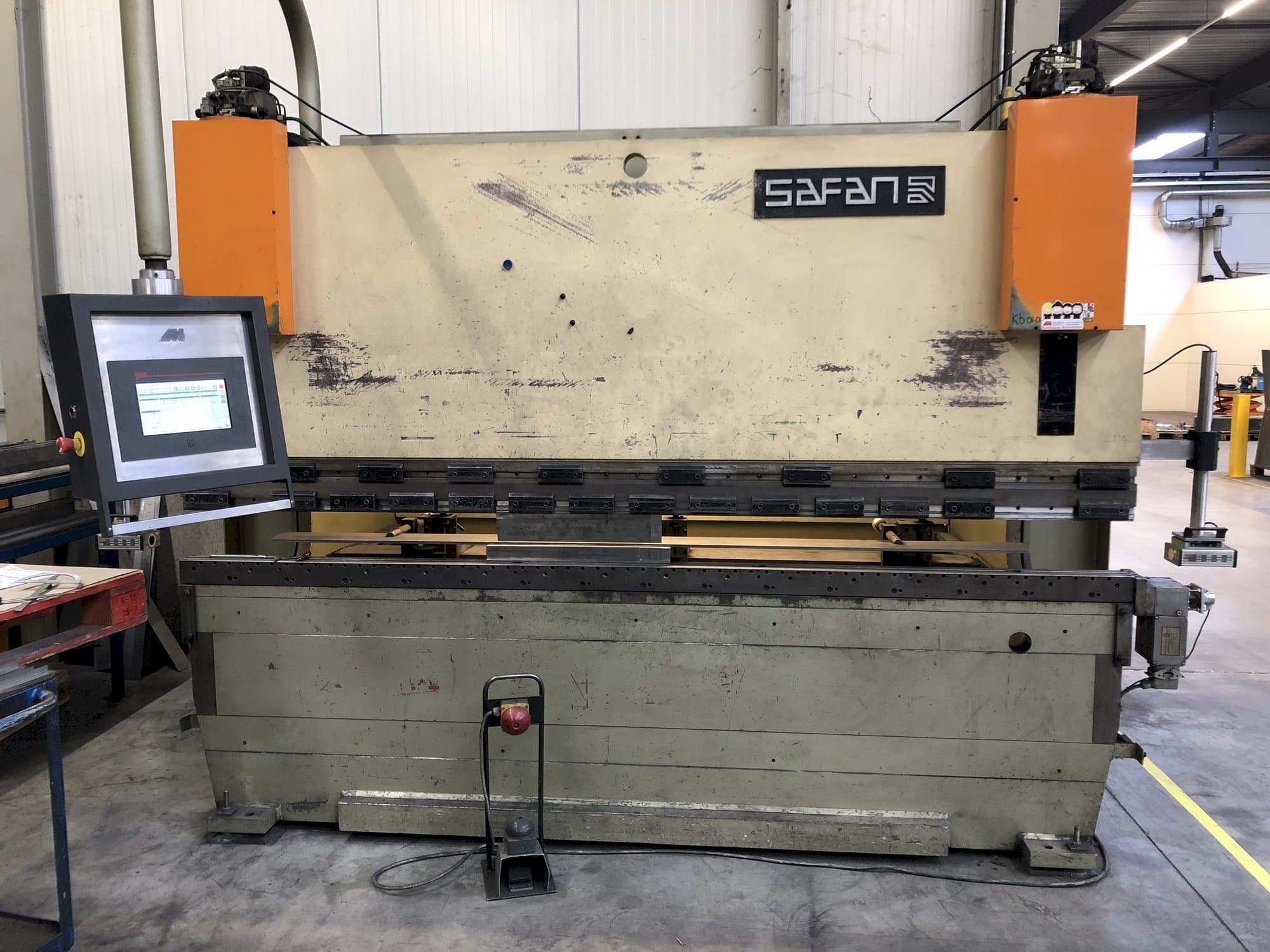 Widok z przodu maszyny Safan CNCL 110T