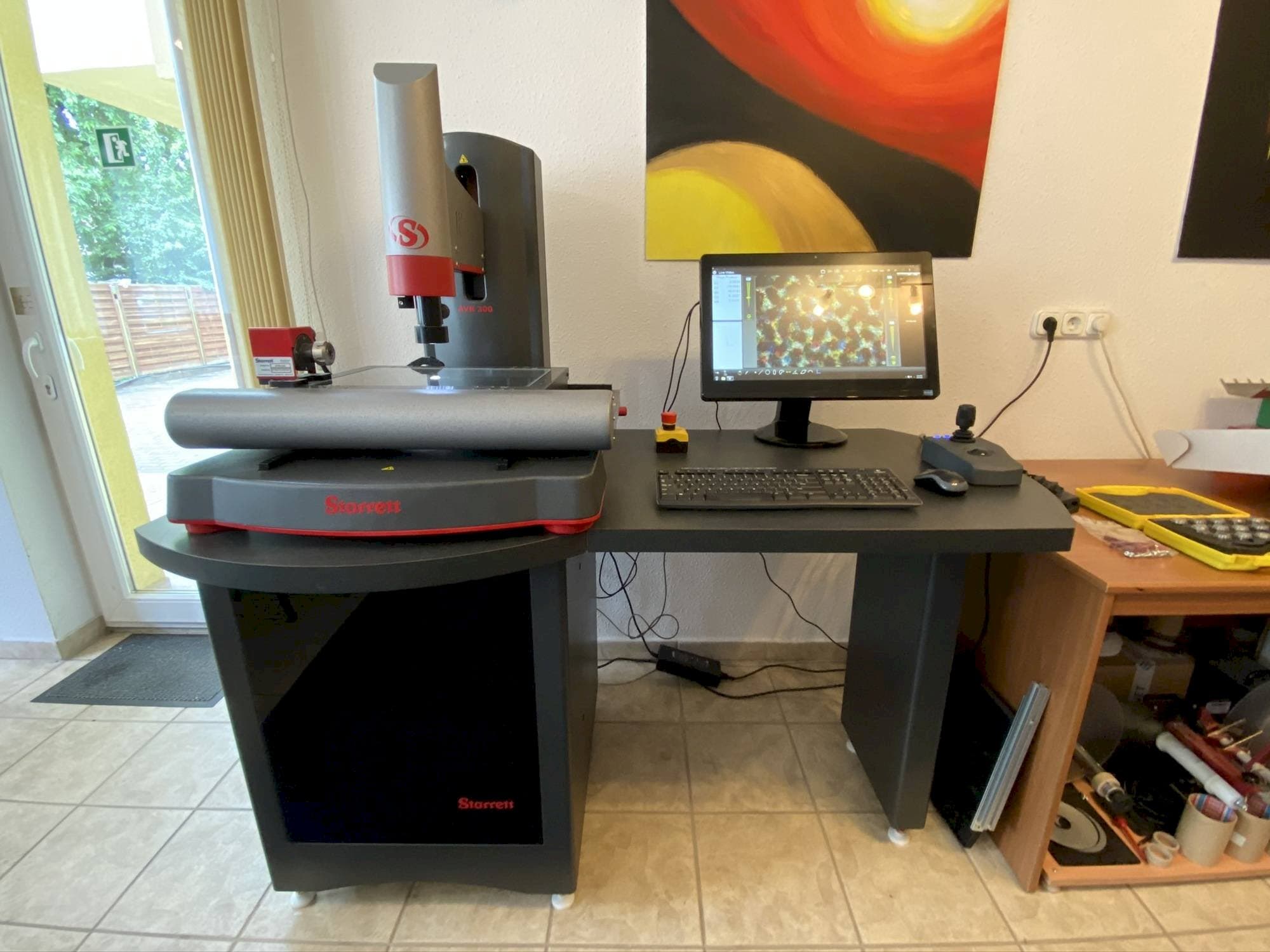 Widok z przodu maszyny Starrett AVR 300