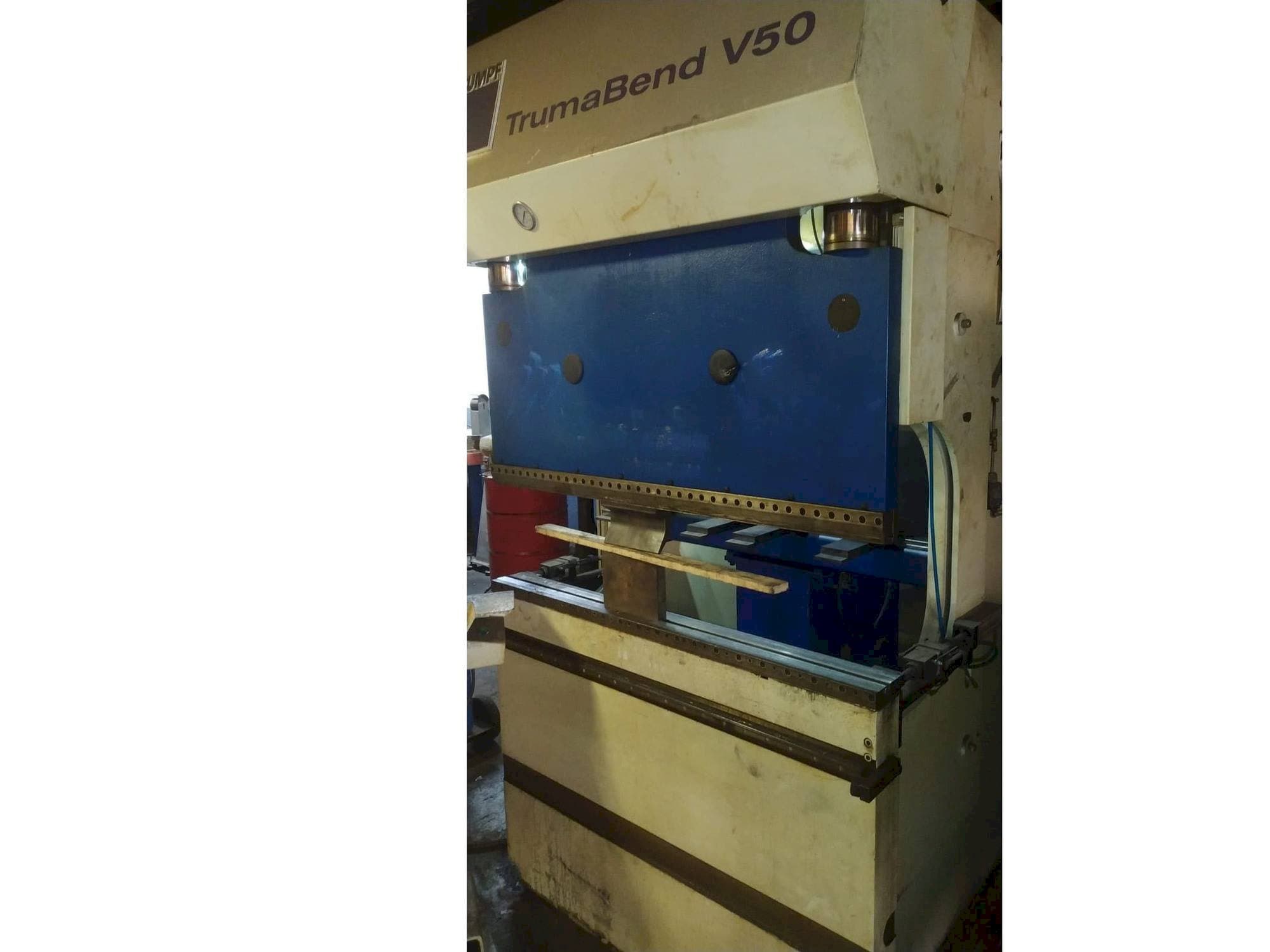 Widok z przodu maszyny Trumpf TrumaBend V50