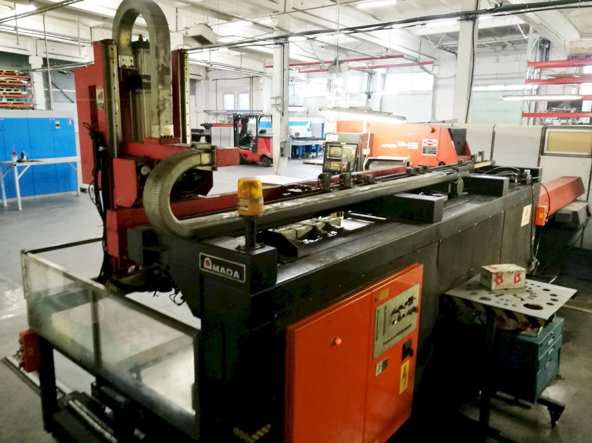 Widok lewej strony maszyny AMADA ARIES 245