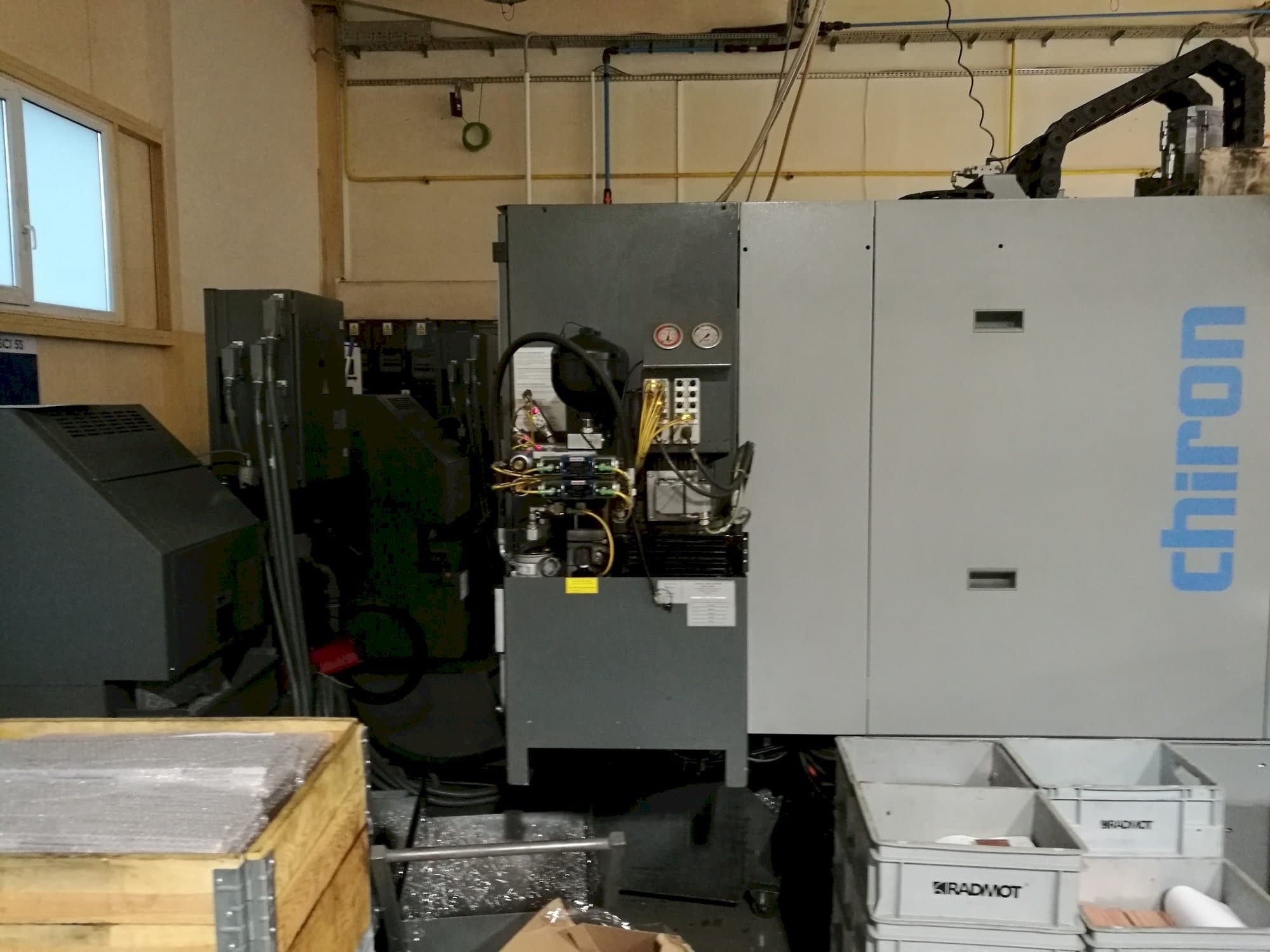 Widok z przodu maszyny CHIRON FZ 12 KS