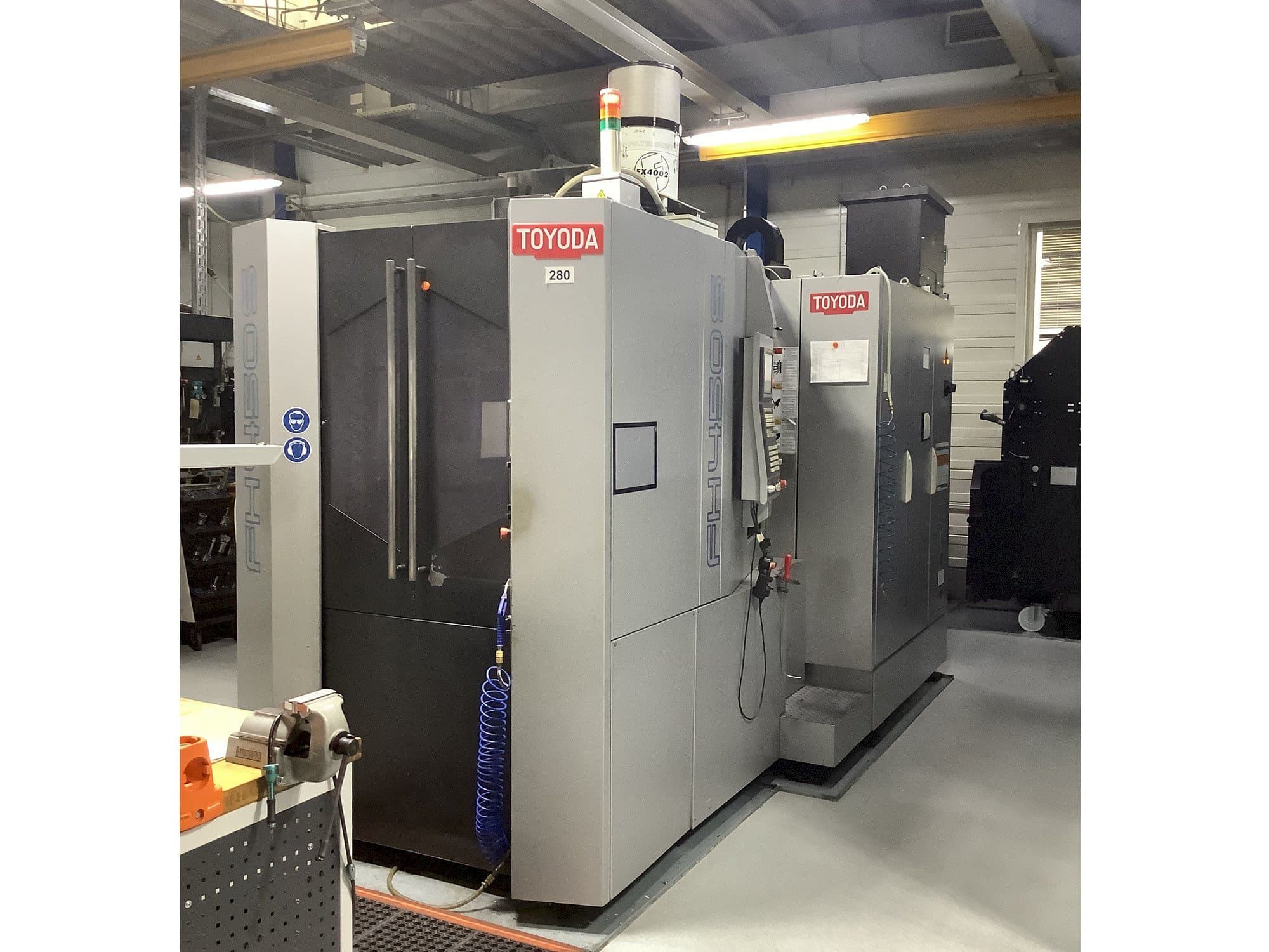 Widok z przodu maszyny TOYODA FH 450S