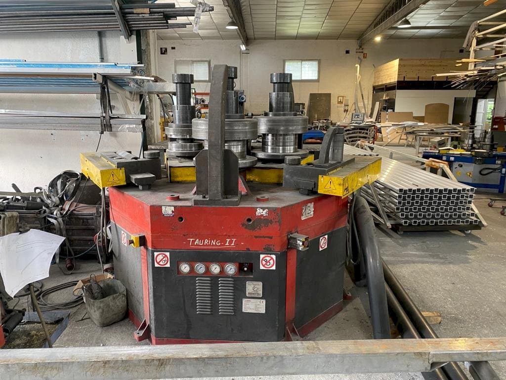 Widok z przodu maszyny Tauring Alfa 200