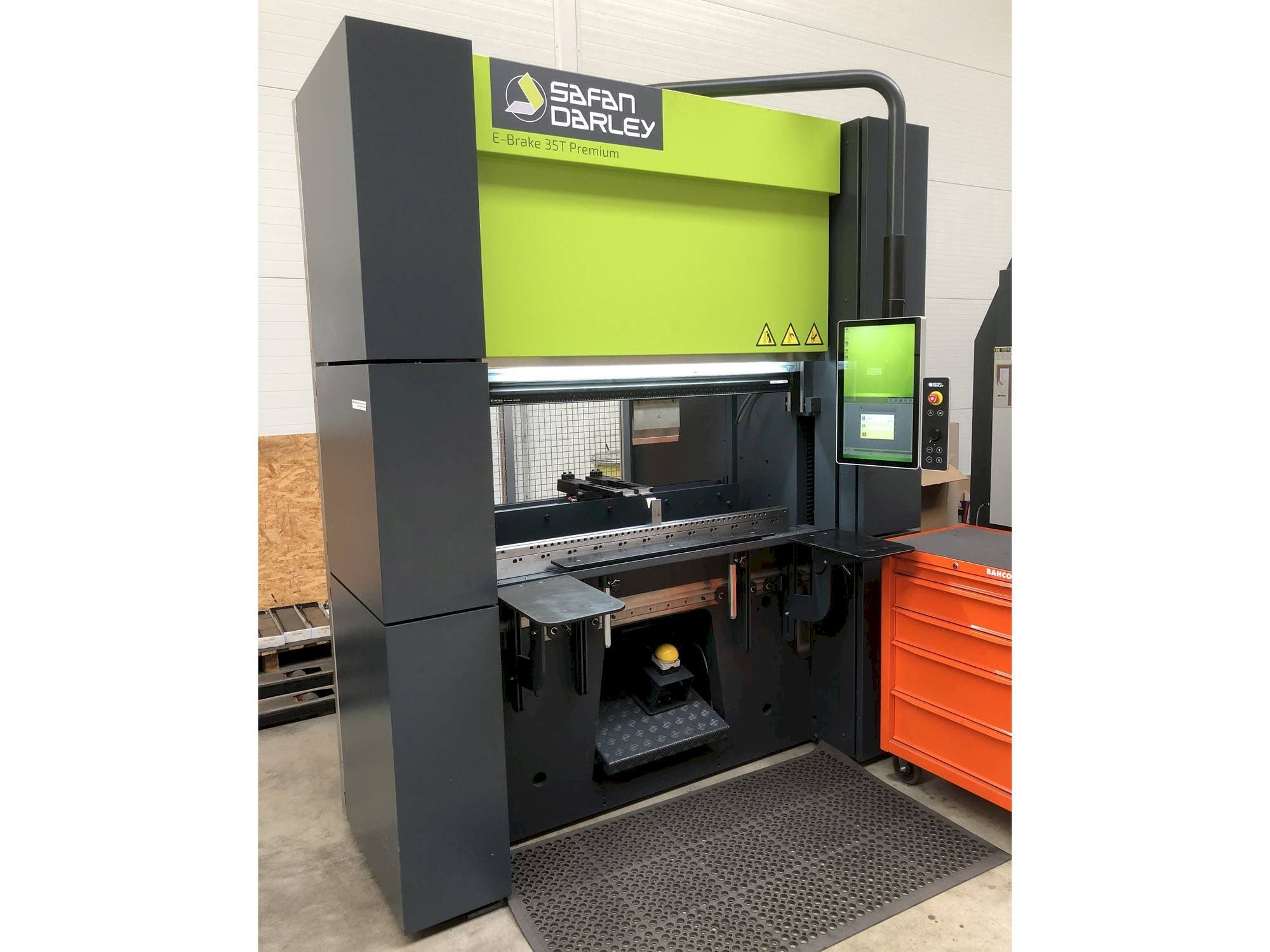 Widok z przodu maszyny Safan Darley E-Brake 35T Premium