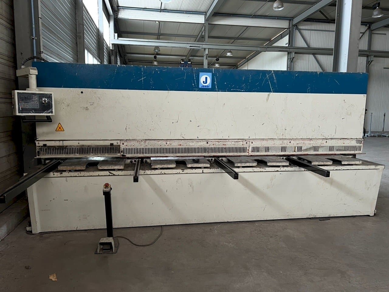 Widok z przodu maszyny JORDI CH 413