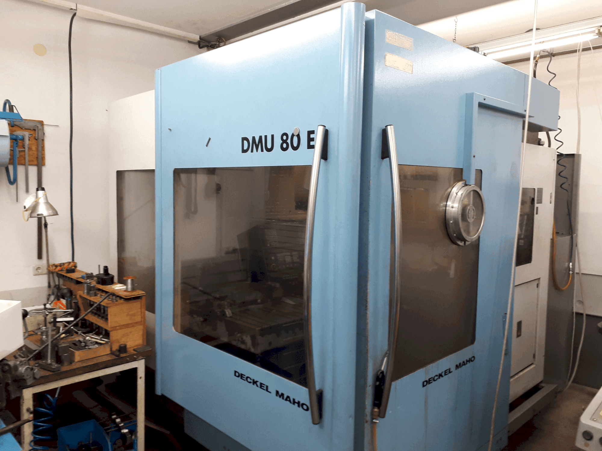 Widok z przodu maszyny DECKEL MAHO DMU 80E