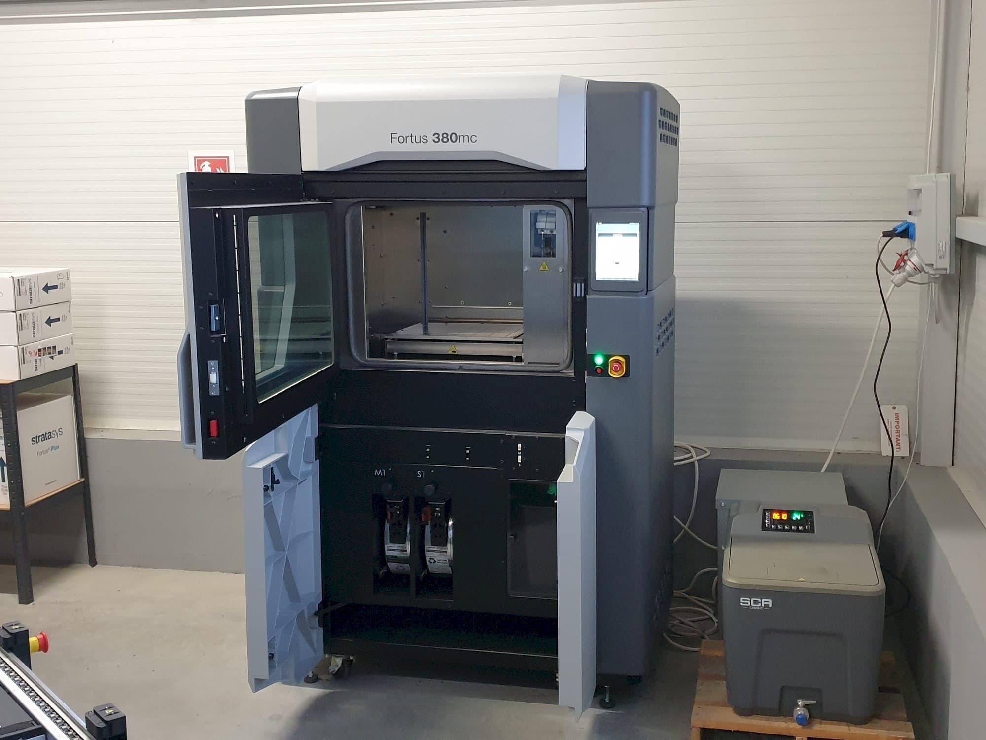 Widok z przodu maszyny Stratasys Fortus 380mc