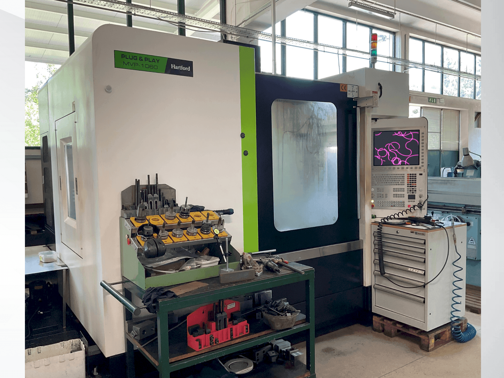 Widok z przodu maszyny HARTFORD MVP-1060AD