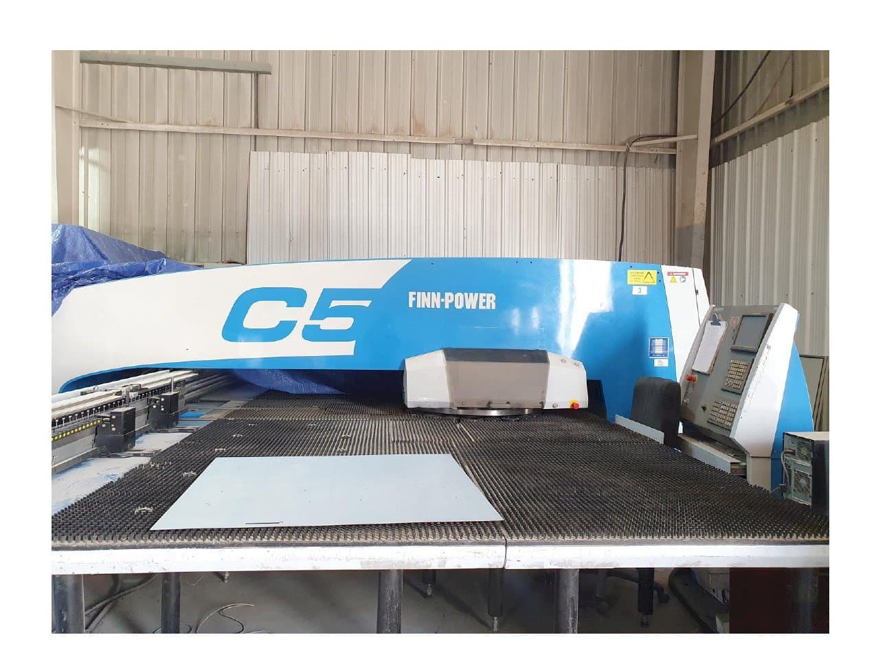 Widok z przodu maszyny Finn-Power C5