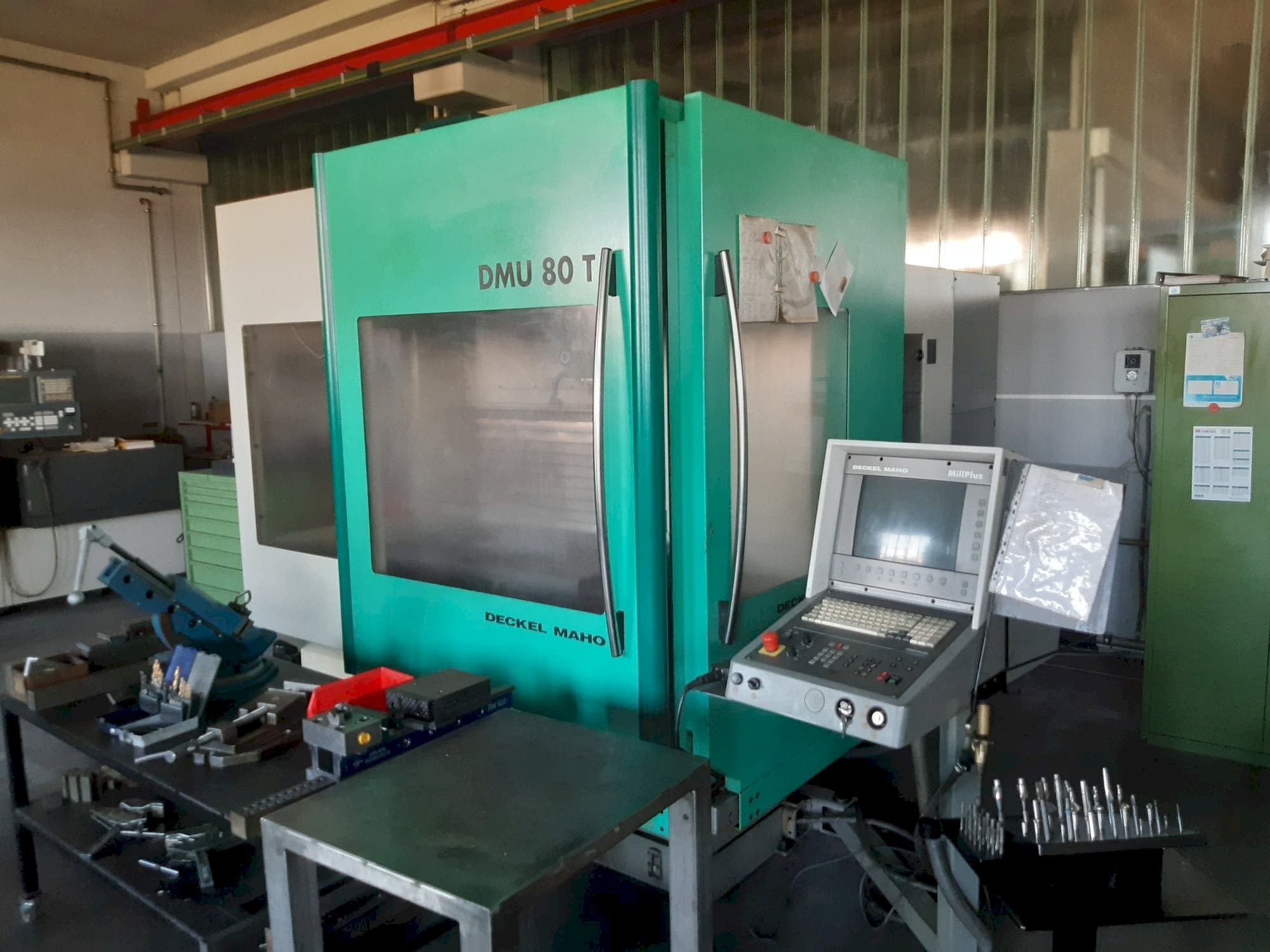 Widok z przodu maszyny DECKEL MAHO DMU 80T