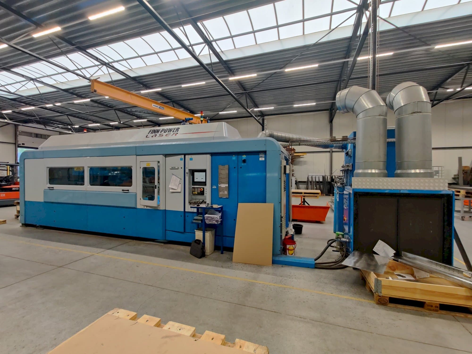 Widok z przodu maszyny Finn-Power FPL6-B