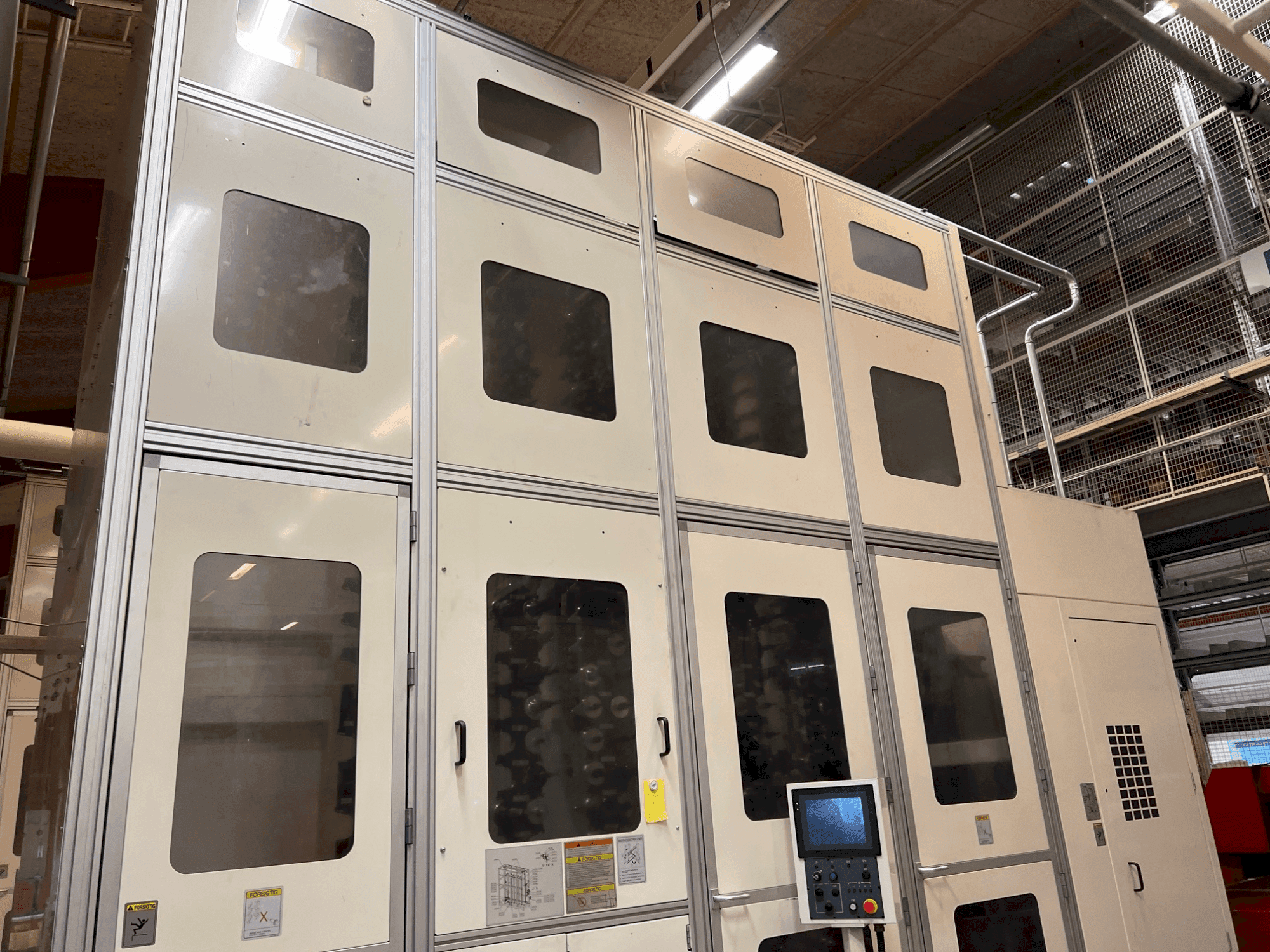 Widok z lewej maszyny Okuma MA-800H