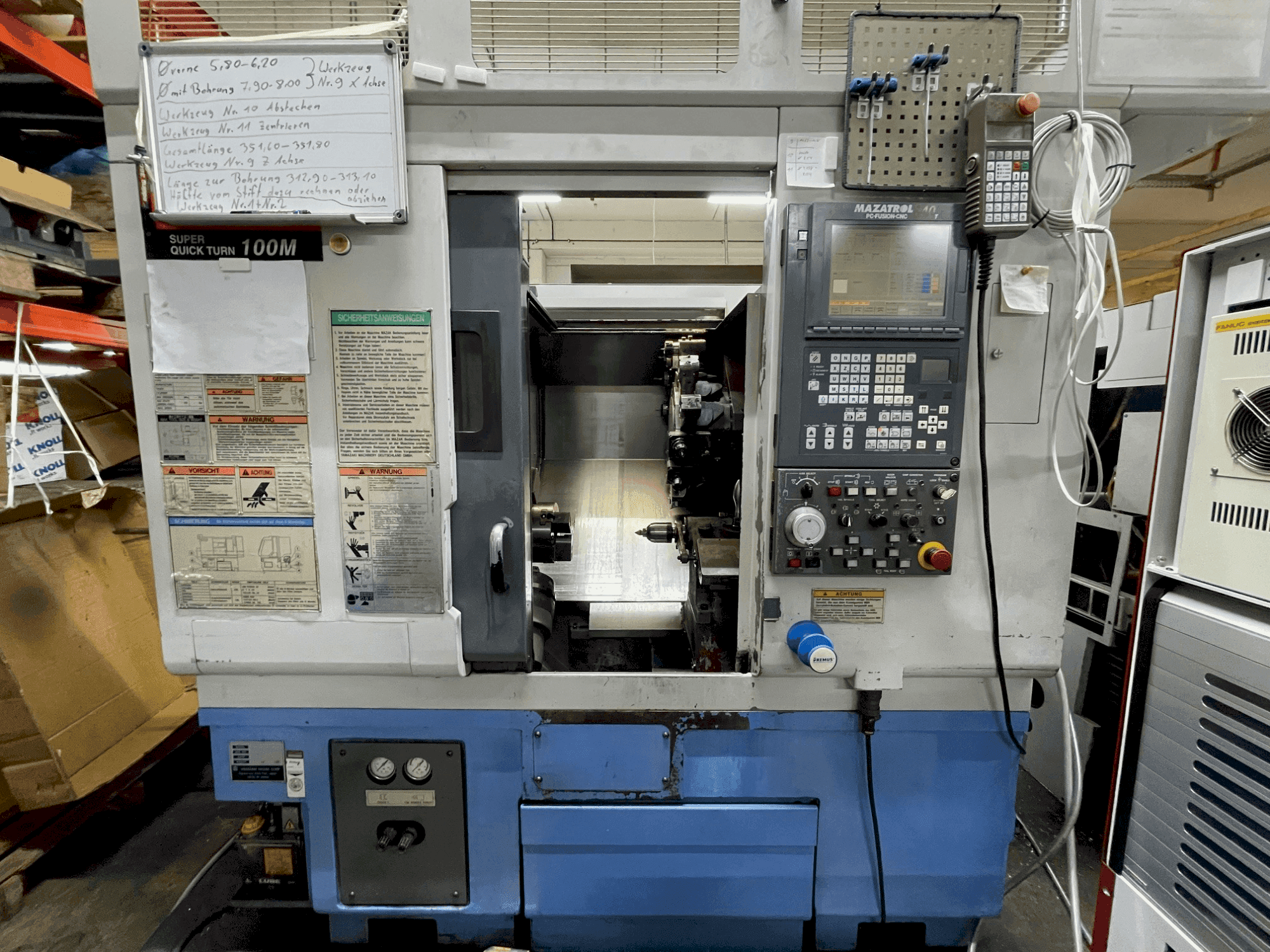 Widok z przodu maszyny Mazak SQT 100M