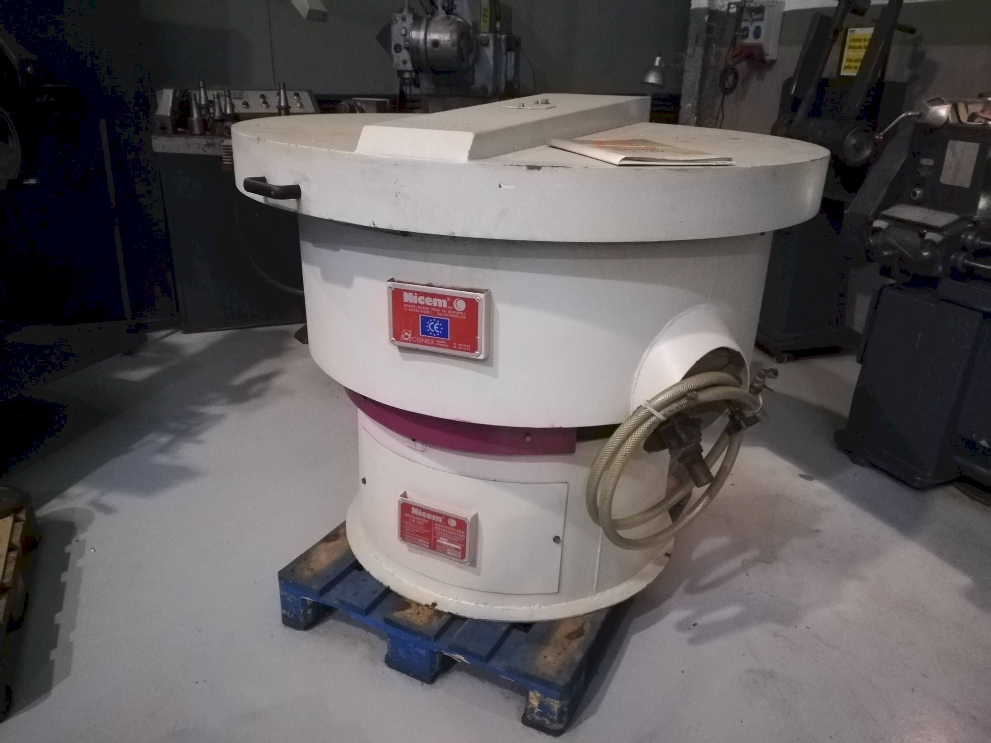 Widok z przodu maszyny NICEM VIB 250 SM