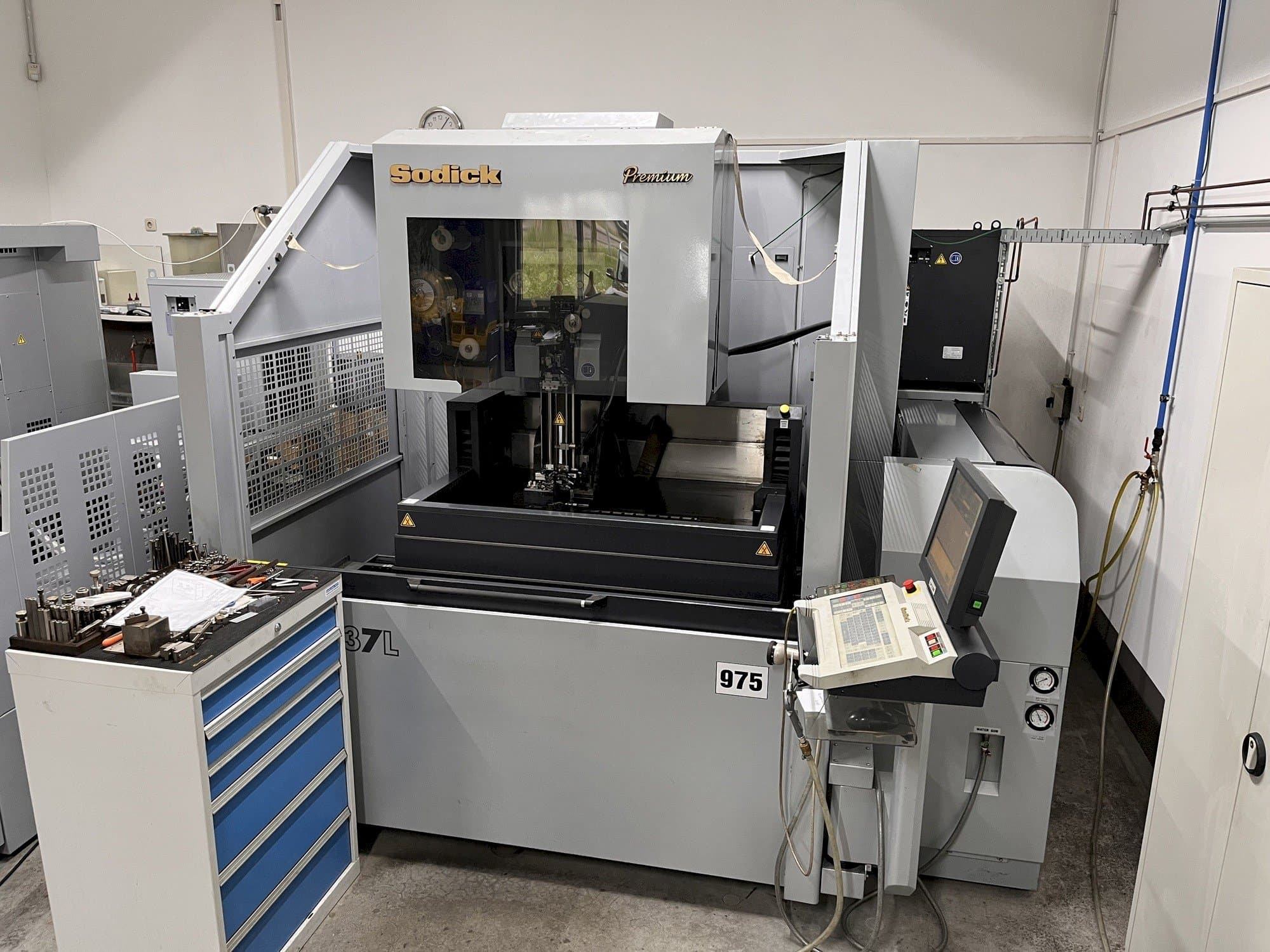 Widok z przodu maszyny Sodick AQ537L