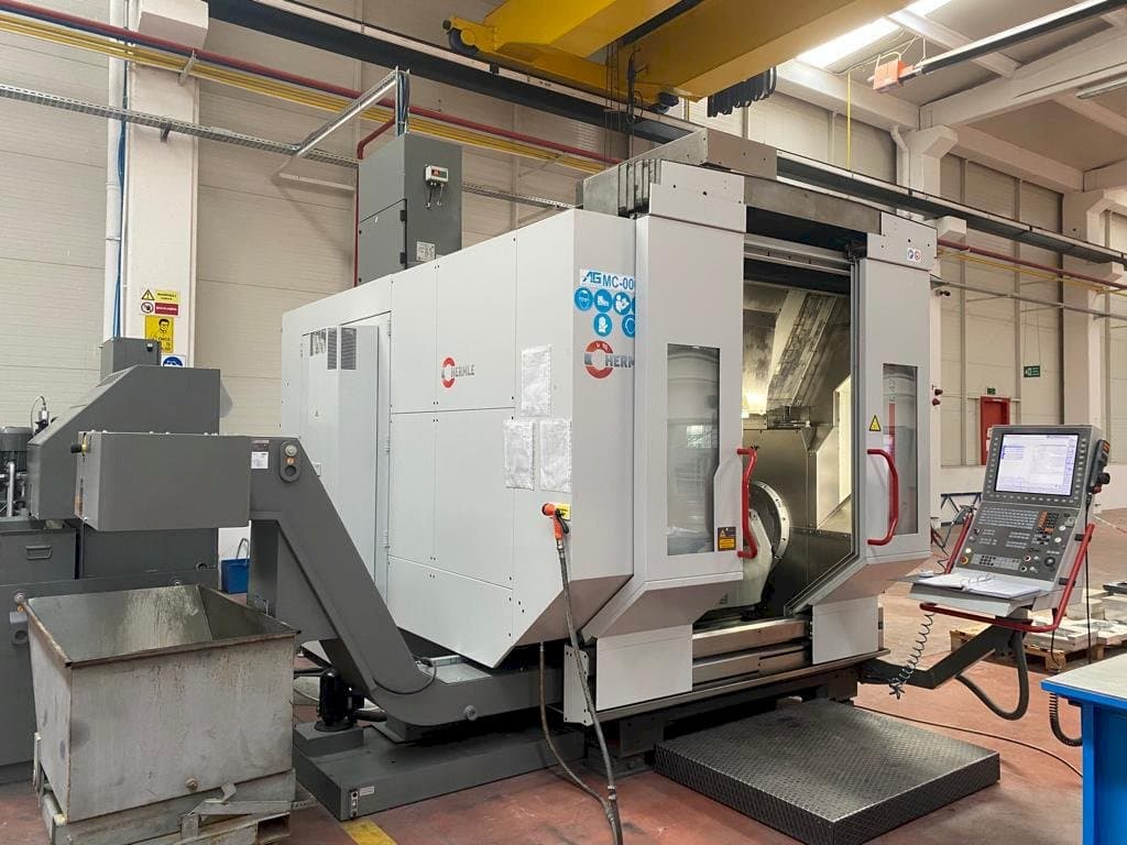 Widok z przodu maszyny HERMLE C42u-mt