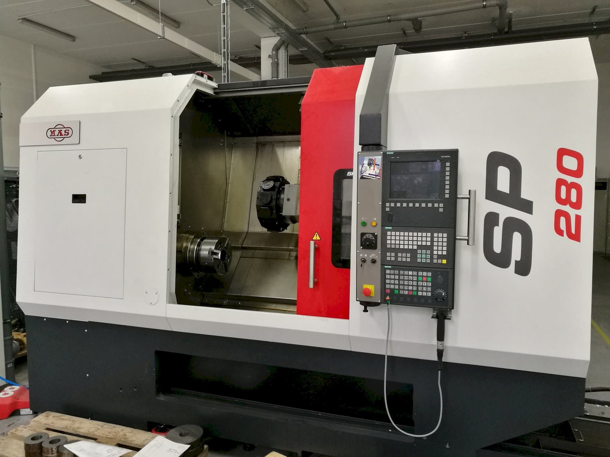 Widok z przodu maszyny KOVOSVIT MAS SP 280 SY