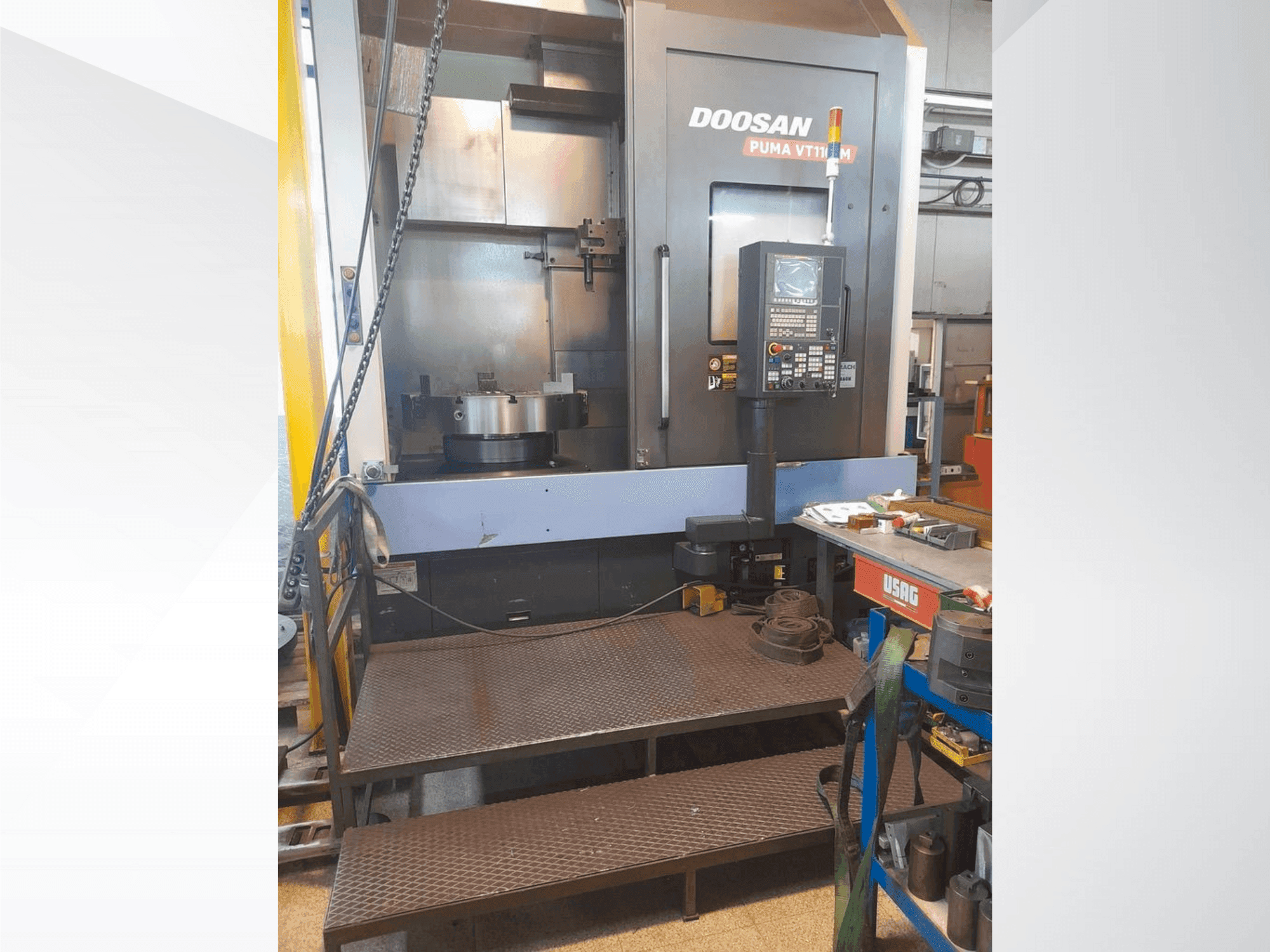 Widok z przodu maszyny DOOSAN VT1100M