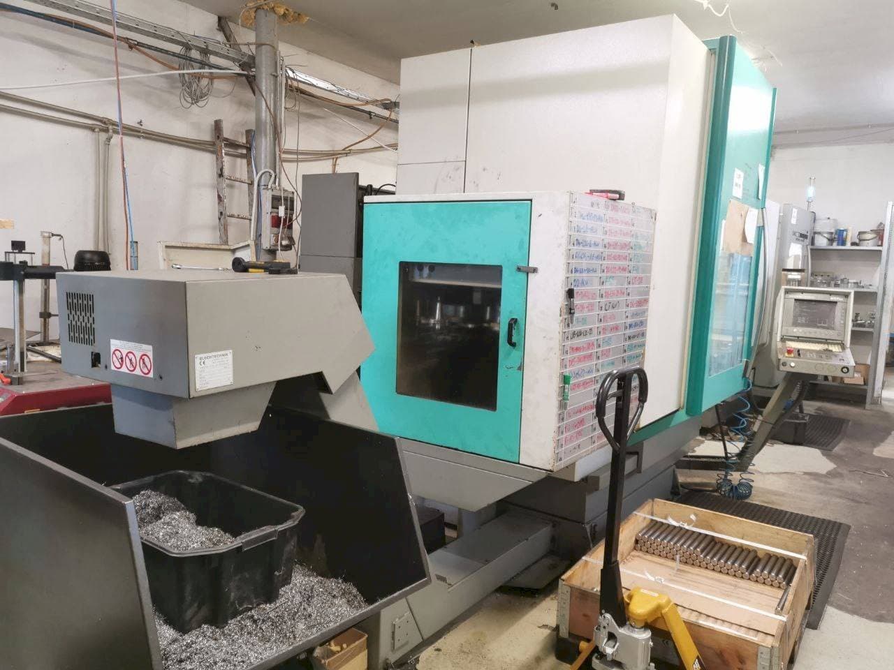 Widok z przodu maszyny DECKEL MAHO 70 V